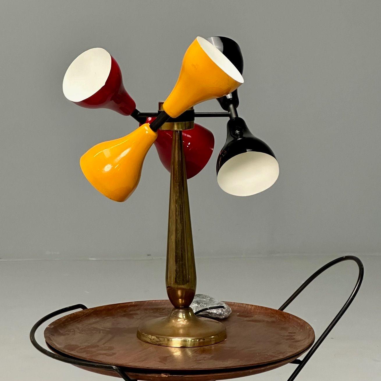 Mid-Century Modern Lampe de bureau italienne moderne du milieu du siècle dernier, abat-jours émaillés, laiton patiné, années 1960 en vente