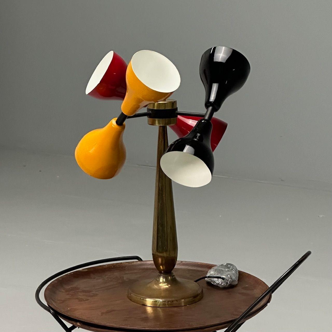 Lampe de bureau italienne moderne du milieu du siècle dernier, abat-jours émaillés, laiton patiné, années 1960 Bon état - En vente à Manhasset, NY