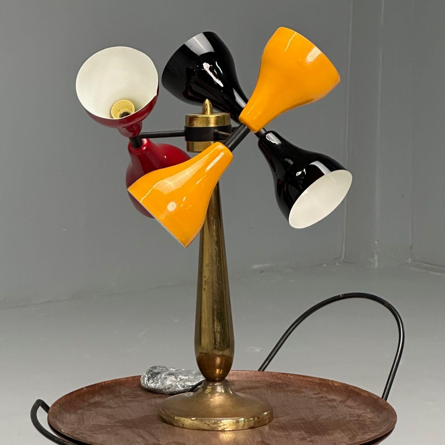 Milieu du XXe siècle Lampe de bureau italienne moderne du milieu du siècle dernier, abat-jours émaillés, laiton patiné, années 1960 en vente