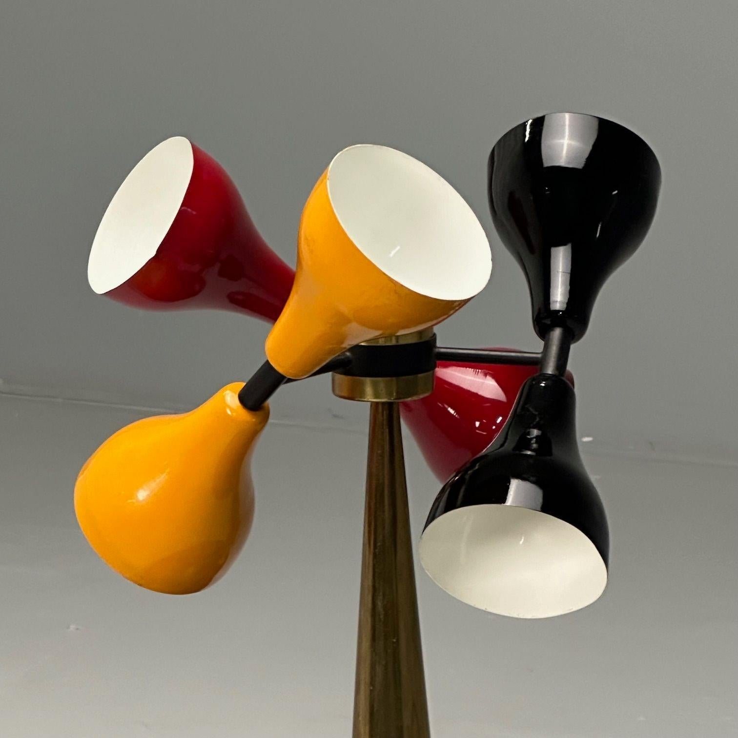 Aluminium Lampe de bureau italienne moderne du milieu du siècle dernier, abat-jours émaillés, laiton patiné, années 1960 en vente
