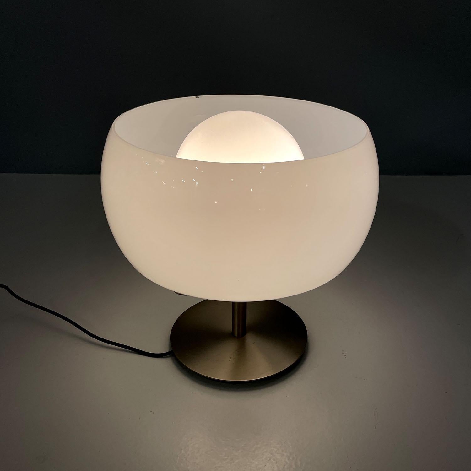 Lampe de table italienne moderne du milieu du siècle dernier Erse Vico Magistretti pour Artemide, années 1960
Lampe de table mod. Erse avec base ronde. La structure est composée d'une base et d'une tige centrale en métal nickelé bronzé. L'abat-jour