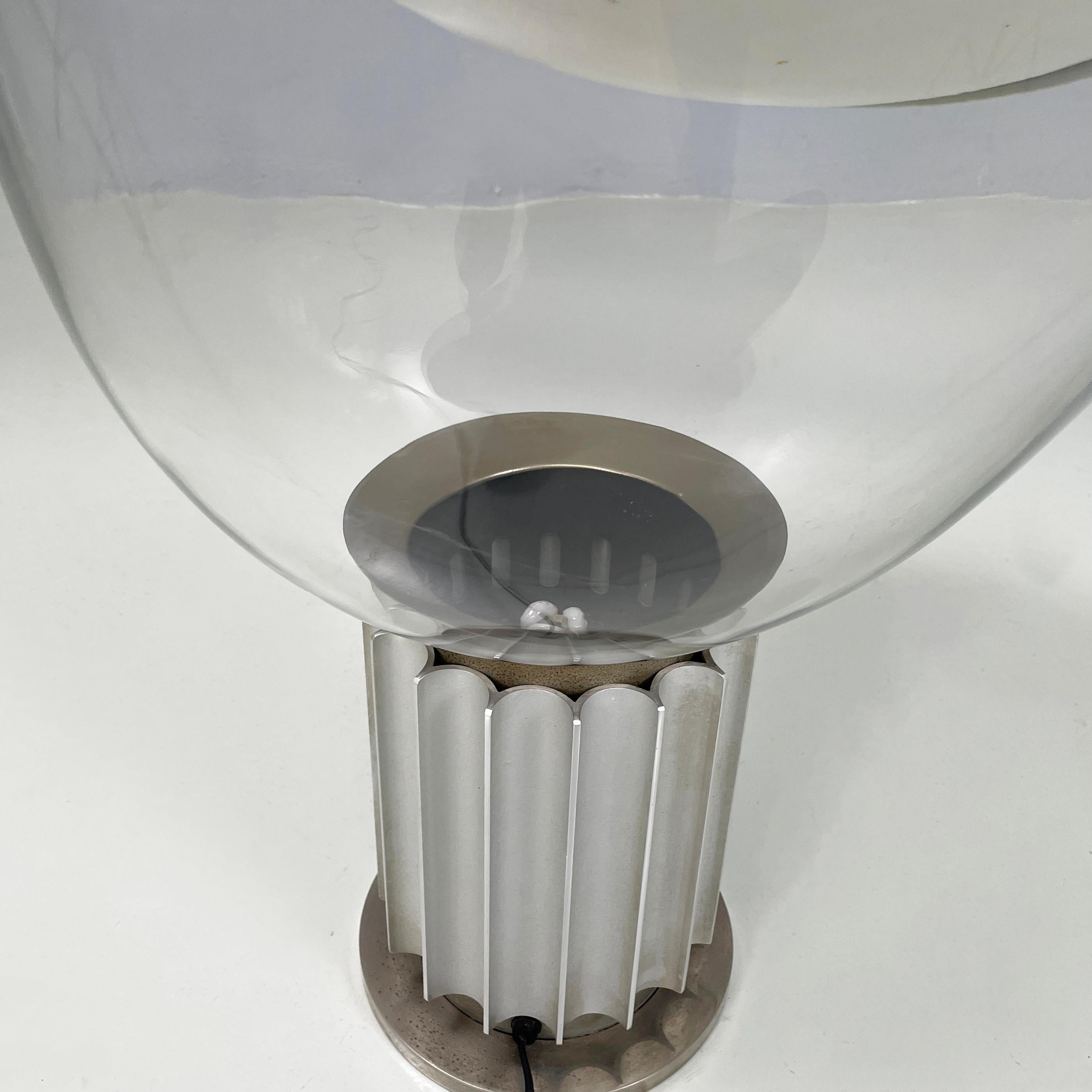 Italian mid-century modern Table lamp Taccia by Castiglioni for Flos, 1960s For Sale 7