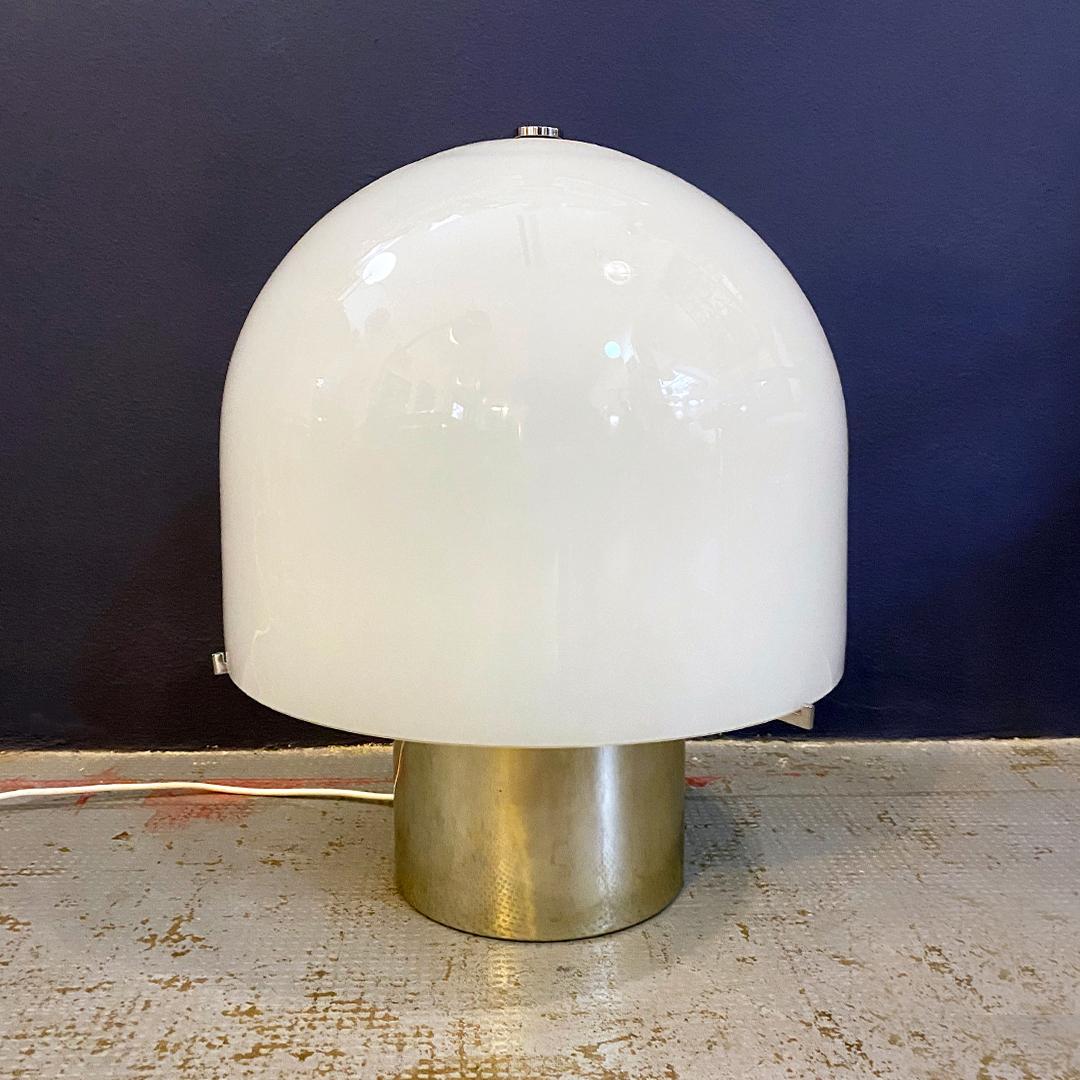 Italian Mid-Century Modern Table Lamp with Glossy Opal Glass by Mazzega, 1970s In Good Condition In MIlano, IT