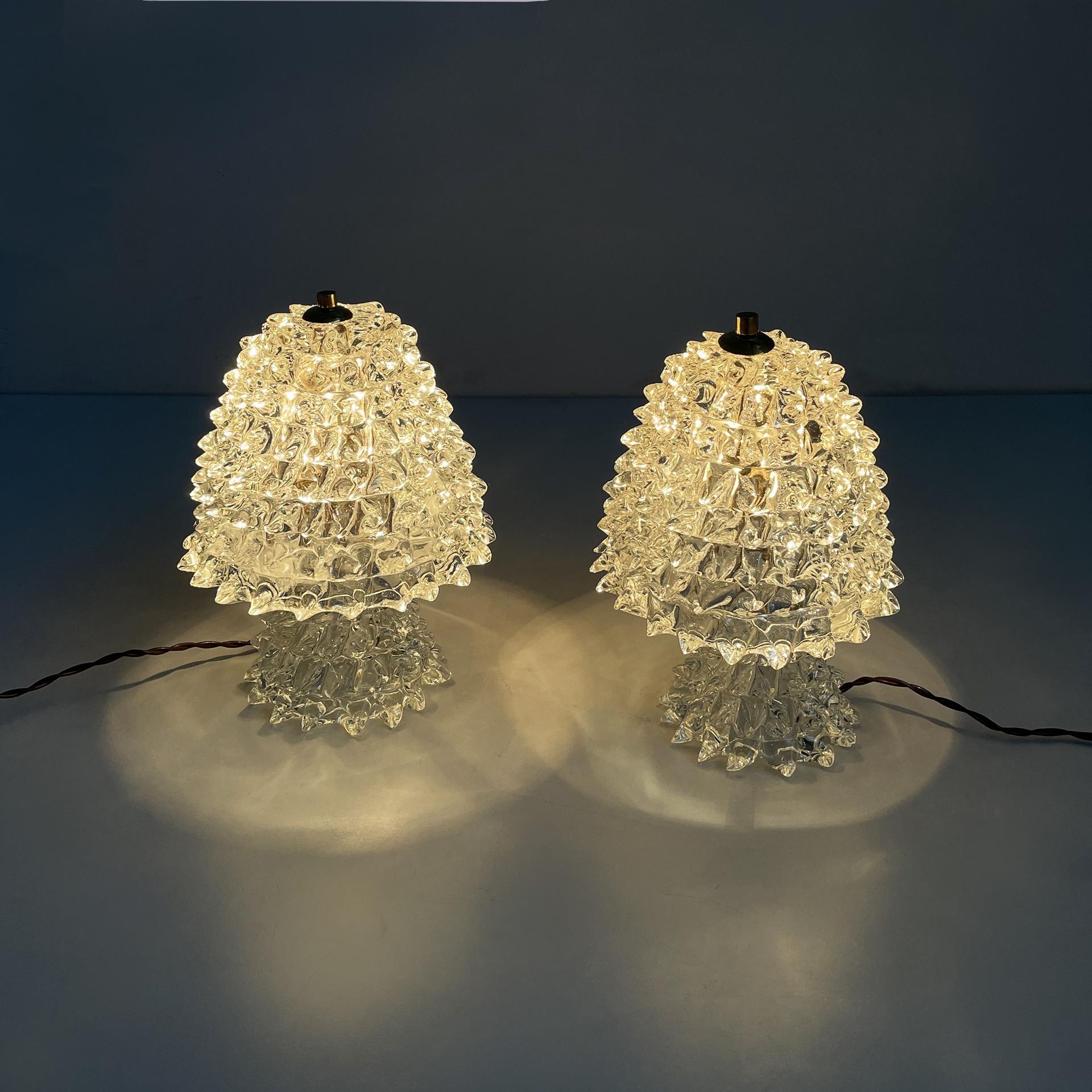 Lámparas de sobremesa modernas italianas de mediados de siglo de Barovier&Toso en cristal rostrato y latón, años 50 
Pareja de lámparas de mesa redondas con pantalla y base de cristal rostrato, el cristal está finamente tallado a mano con 