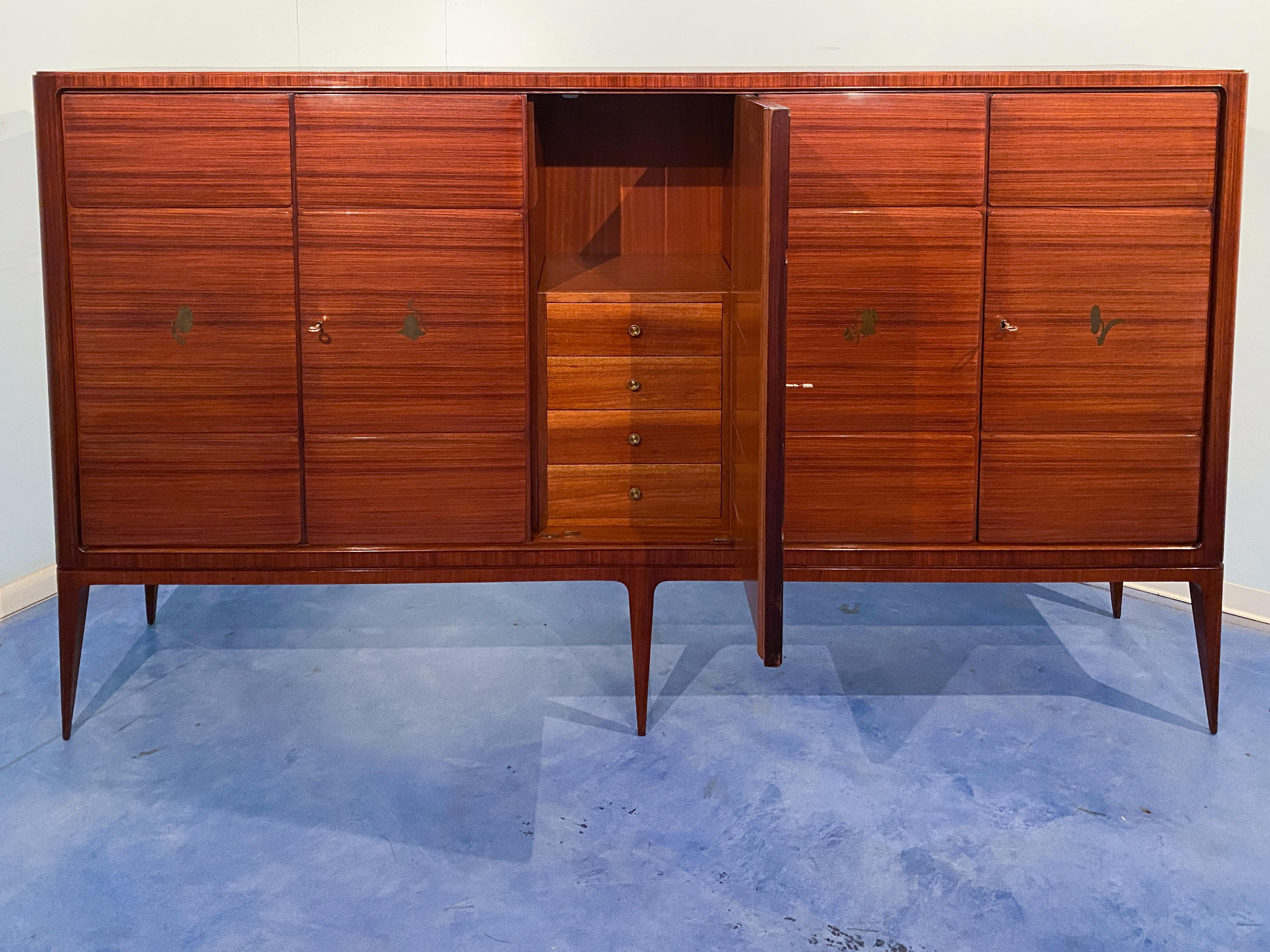 Grande armoire d'appoint italienne moderne du milieu du sicle dernier conue par Paolo Buffa, 1950 en vente 11