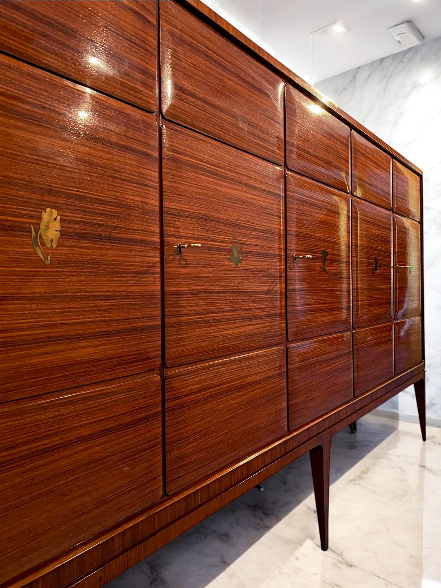 Ottone Credenza alta italiana del Mid-Century Modern disegnata da Paolo Buffa, 1950 in vendita