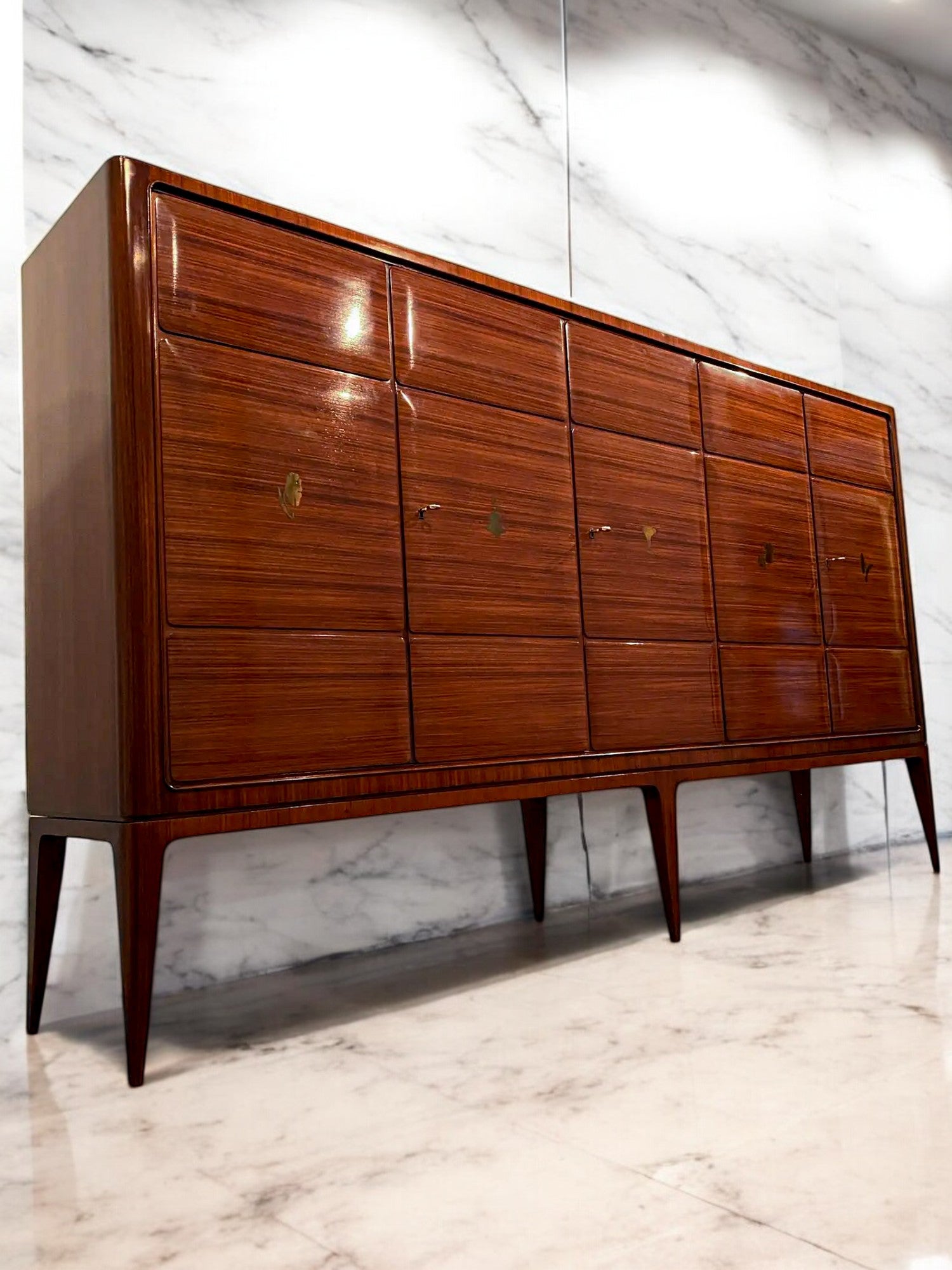 Grande armoire d'appoint italienne moderne du milieu du sicle dernier conue par Paolo Buffa, 1950