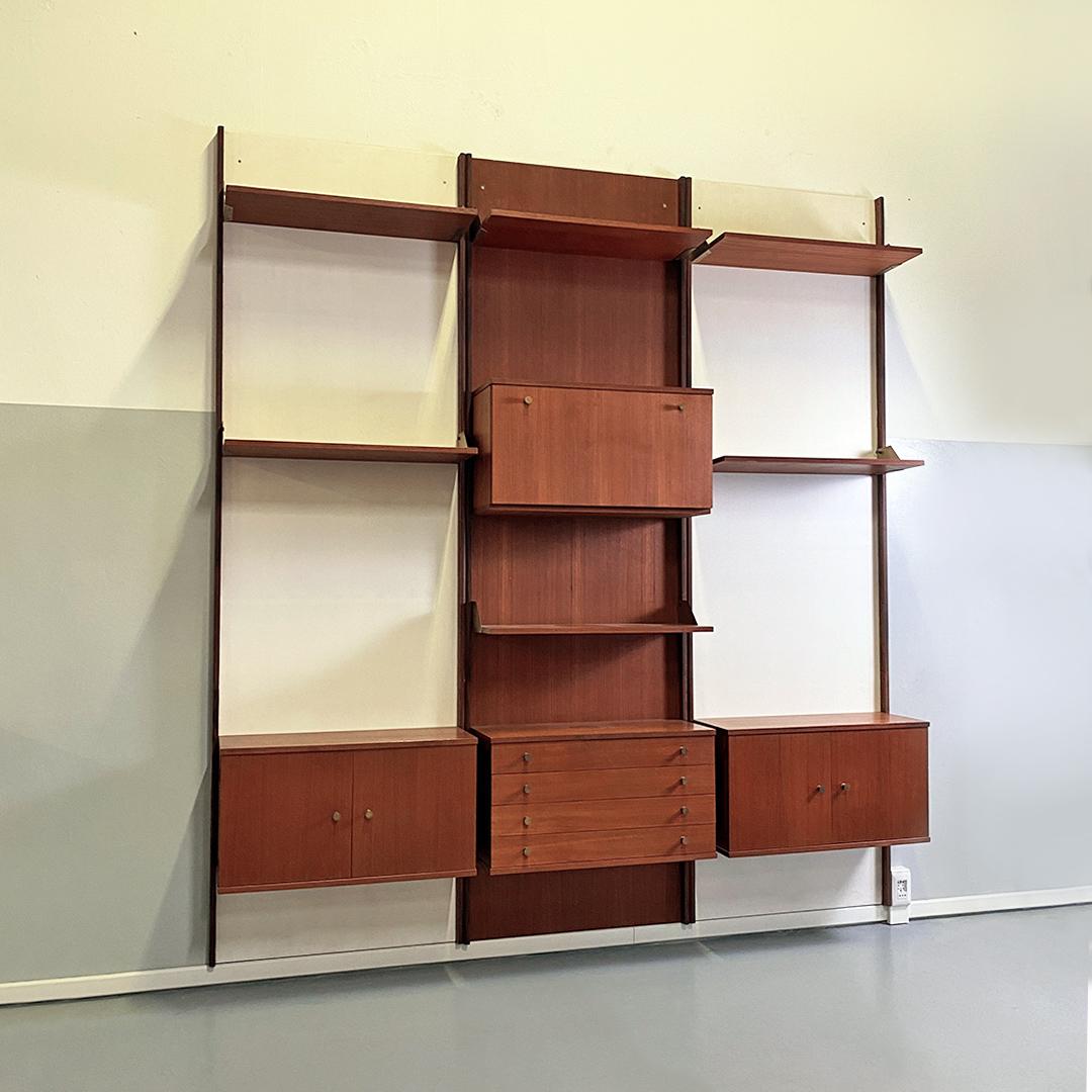 Italian Mid-Century Modern Teak and Brass Modular Wall Bookcase, 1960s In Good Condition For Sale In MIlano, IT