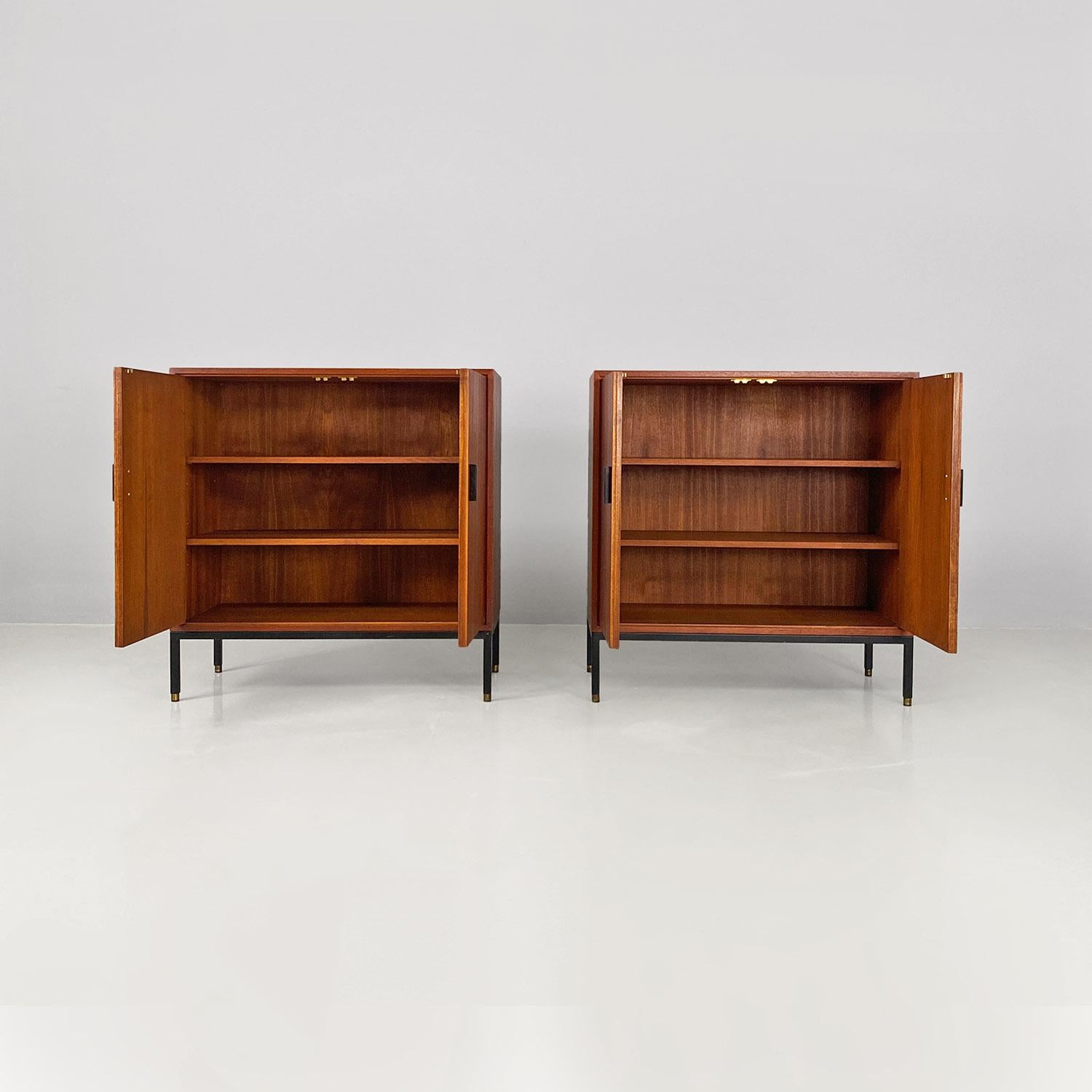 Mid-Century Modern Enfilades italiens modernes du milieu du siècle dernier en teck et détails métalliques avec étagères, années 1960 en vente