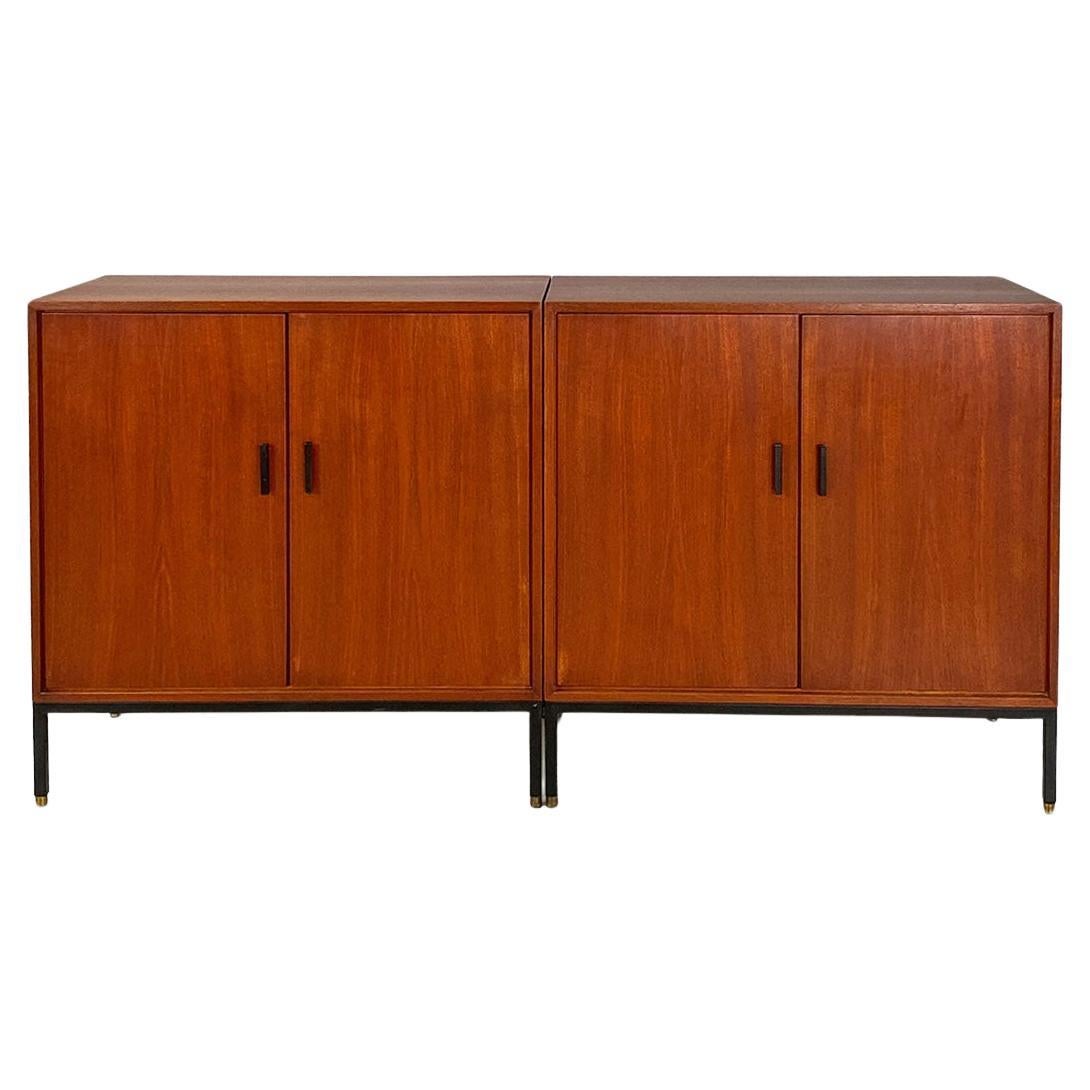 
Paire de buffets ou bahuts en teck avec portes à charnières, poignées et pieds en métal. Meuble équipé respectivement de deux étagères à l'intérieur, avec des pointes de cylindre réglables en laiton et l'arrière du conteneur fini comme le reste du