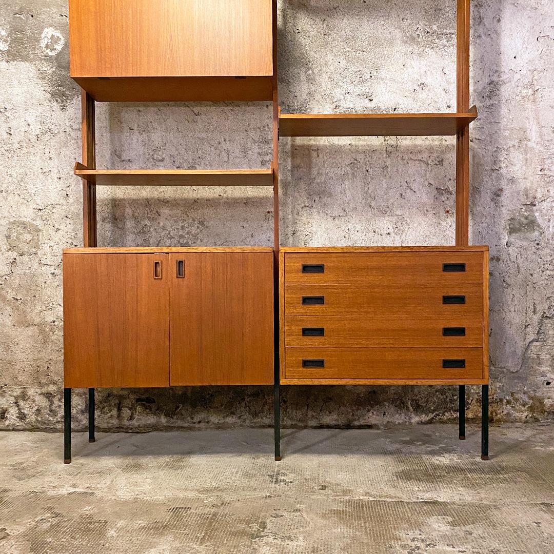Italian Mid-Century Modern teak self-supporting bookcase with cabinet, 1960s
Self-supporting bookcase in teak, of Italian origin, consisting of two bays with a flap cabinet, a module with hinged doors, a chest of drawers and 3 shelves. There are