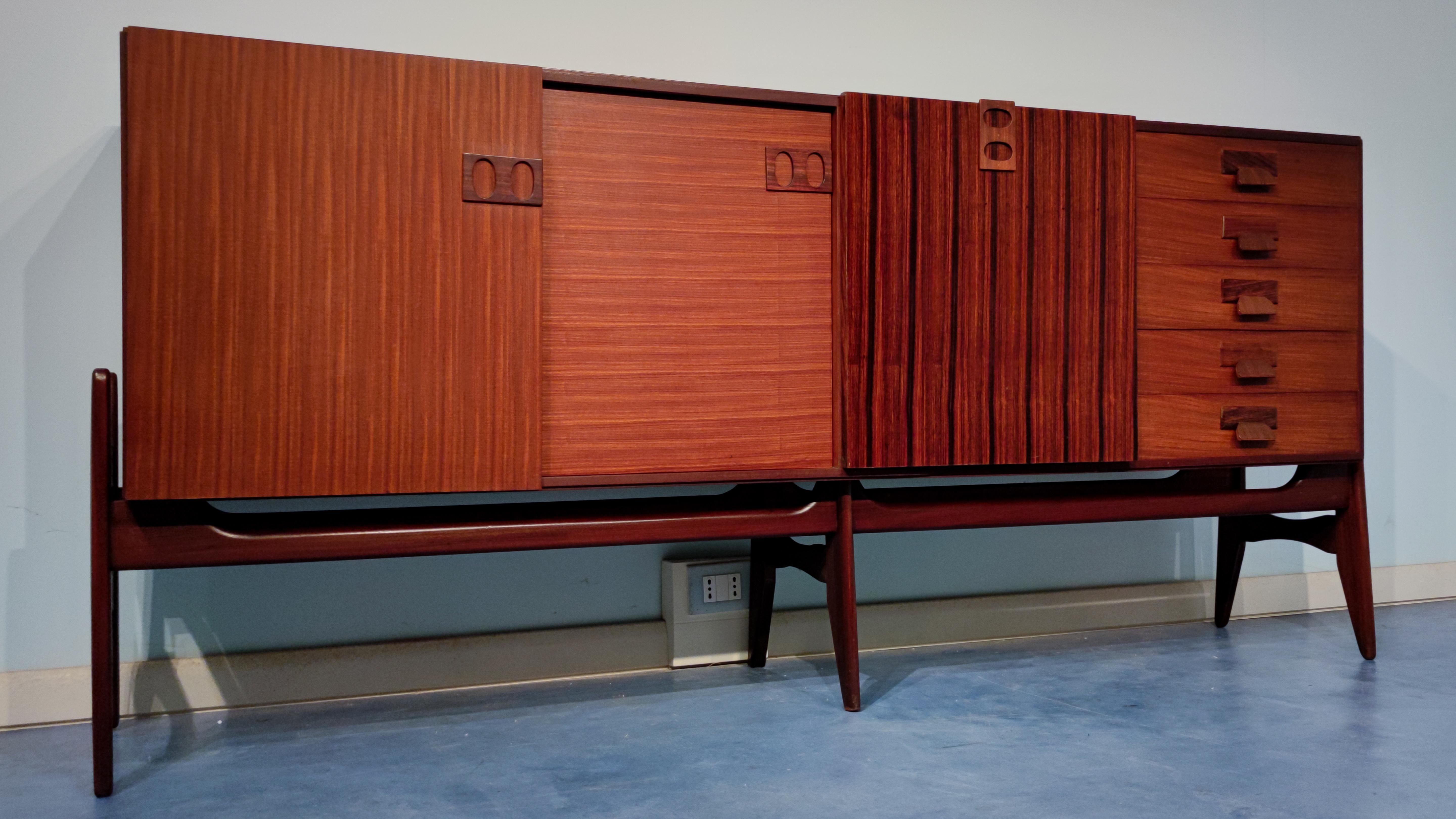 Italienisches Mid-Century Modern-Sideboard aus Teakholz, 1960er Jahre im Zustand „Gut“ im Angebot in Traversetolo, IT