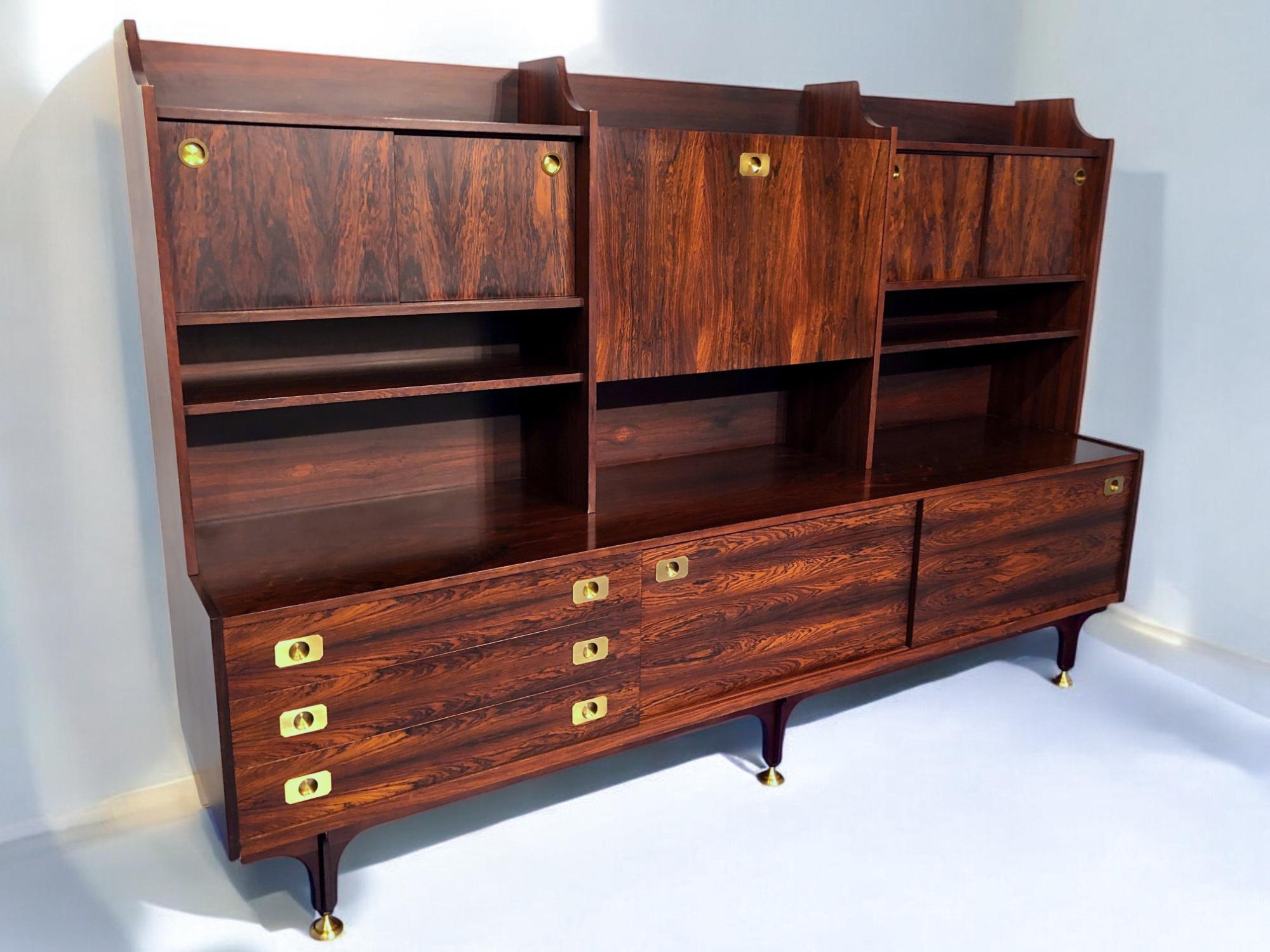 Mid-Century Modern Grand buffet italien en teck, de style moderne du milieu du siècle dernier, 1950 en vente