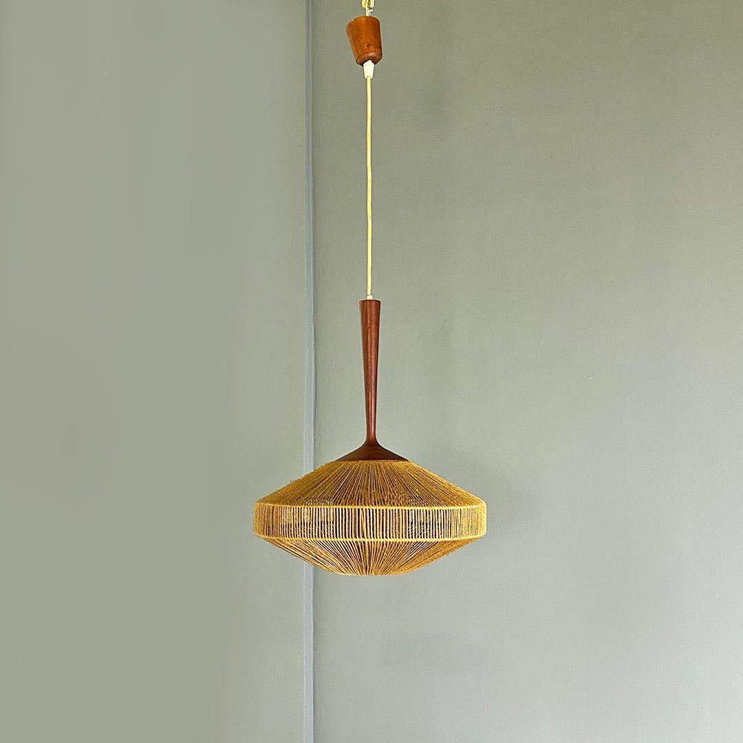 Italian mid century modern teak wood and woven rope chandelier, 1960s.
Chandelier or suspension lamp composed of a central structure in shaped teak wood and a diffuser composed of an internal metal frame on which there is an original woven rope of