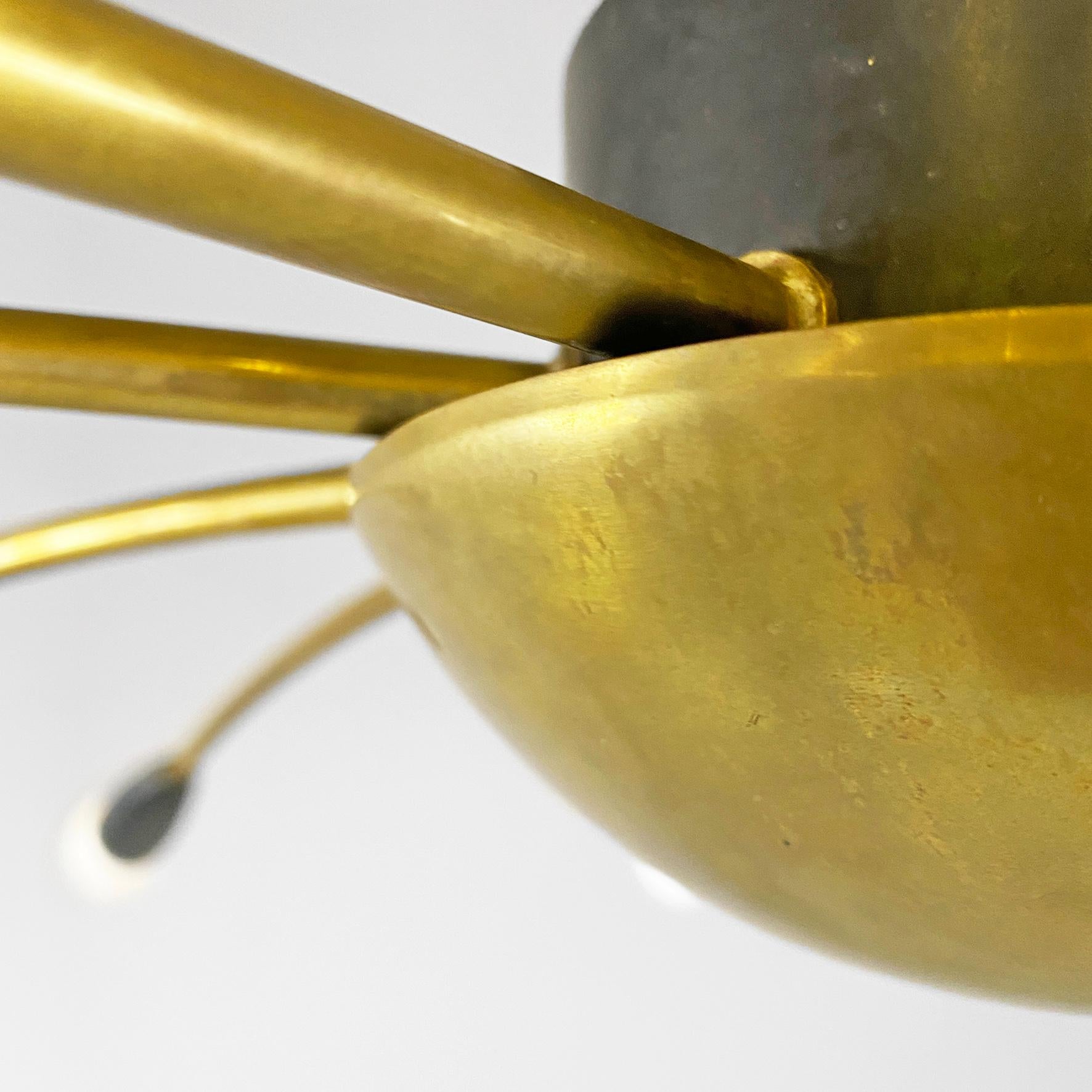 Araña Sputnik italiana de latón de diez luces, moderna de mediados de siglo, años 50.
Araña de estilo Sputnik de 10 luces, con estructura de latón con brazos curvados y piezas de plástico negro.
1950 ca.
Sistema sustituido, excelente estado.
Medidas