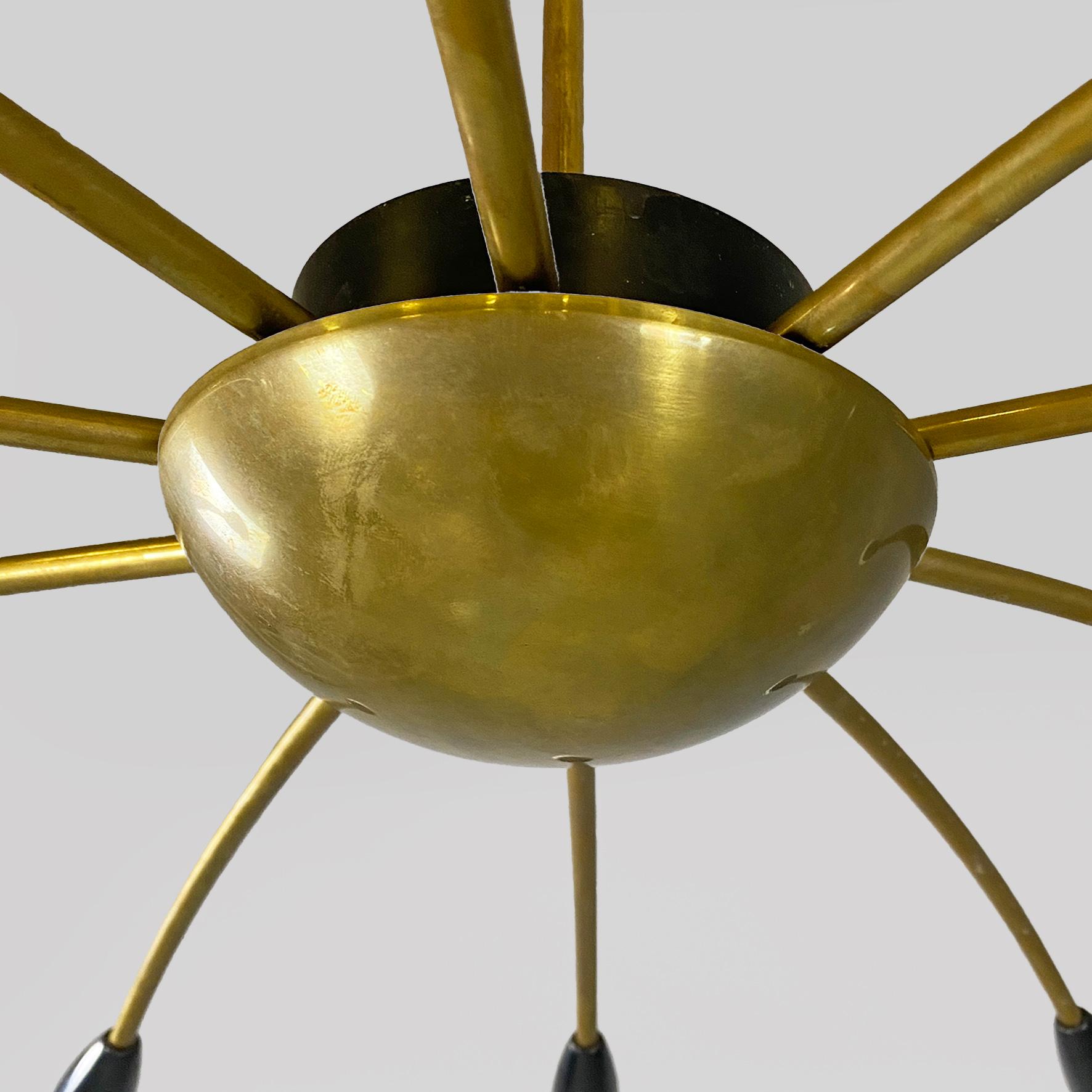Araña Sputnik italiana de latón de diez luces, moderna de mediados de siglo, años 50 en Bueno estado para la venta en MIlano, IT