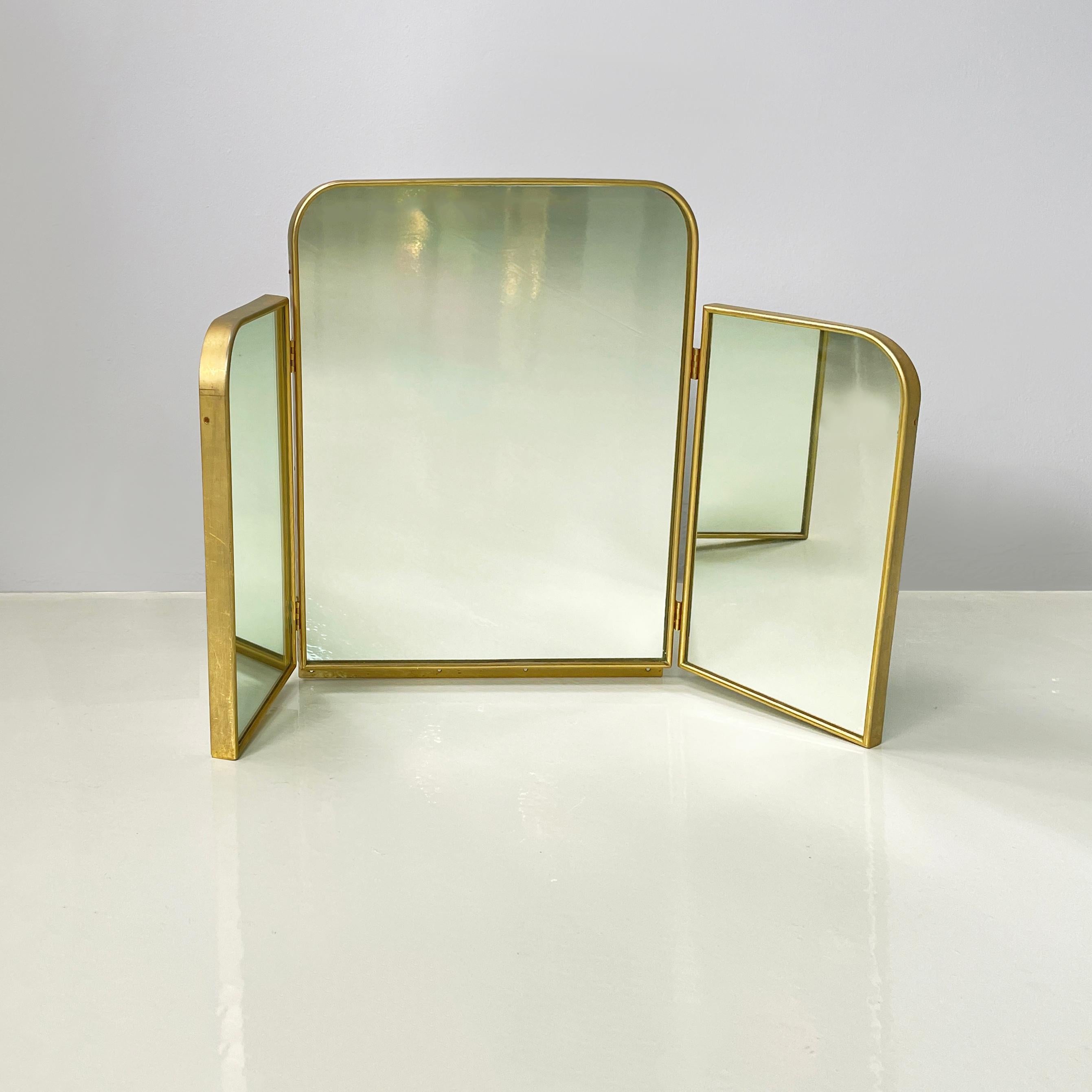 Miroir de table à trois portes en laiton et bois blanc, Italie, milieu du siècle dernier, années 1950.
Miroir de table à trois portes avec structure en bois peint en blanc et profils en laiton. Les 3 miroirs ont un bord supérieur arrondi. Il peut