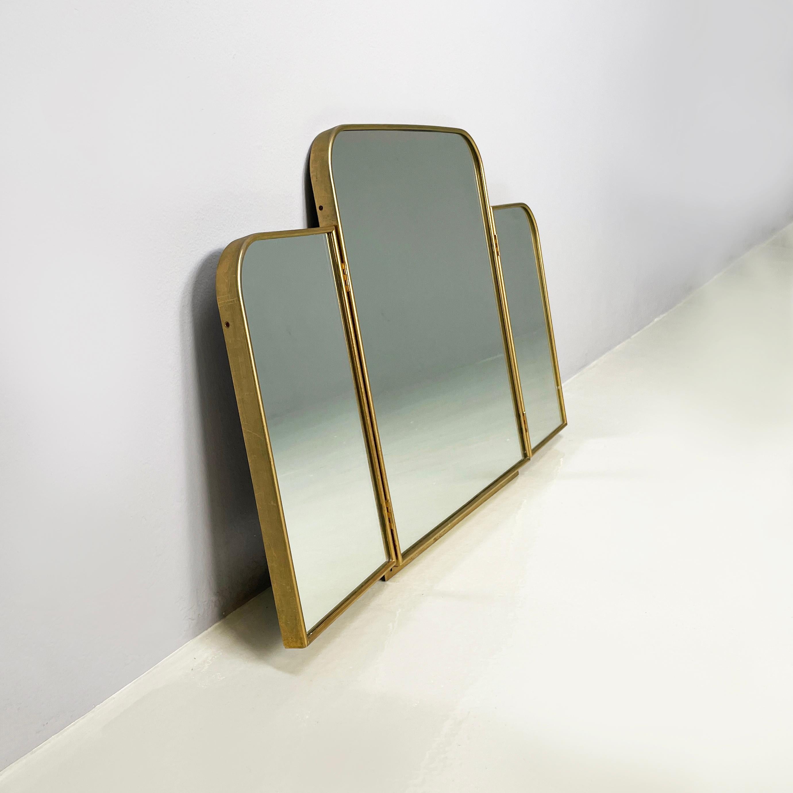 Italian mid-century modern Three-door table mirror in brass  white wood, 1950s In Good Condition For Sale In MIlano, IT
