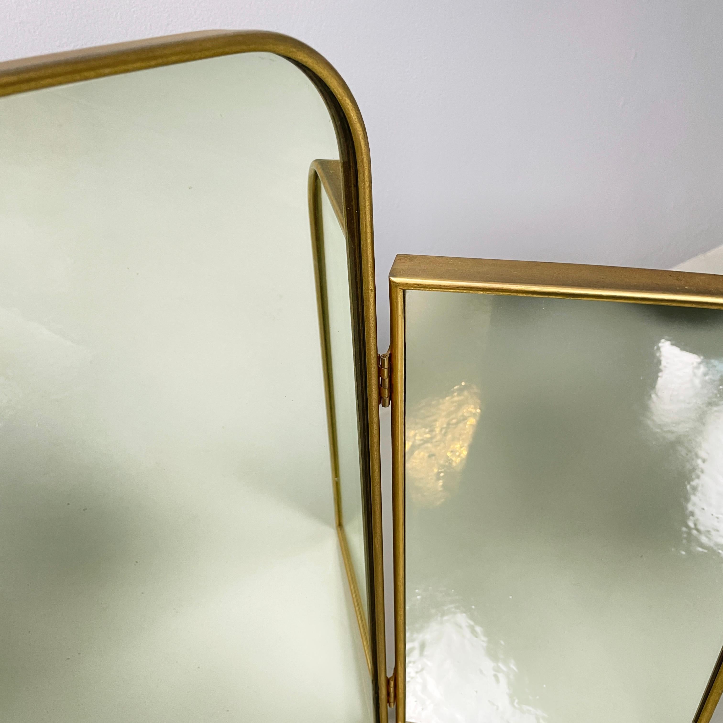 Italian mid-century modern Three-door table mirror in brass  white wood, 1950s For Sale 1