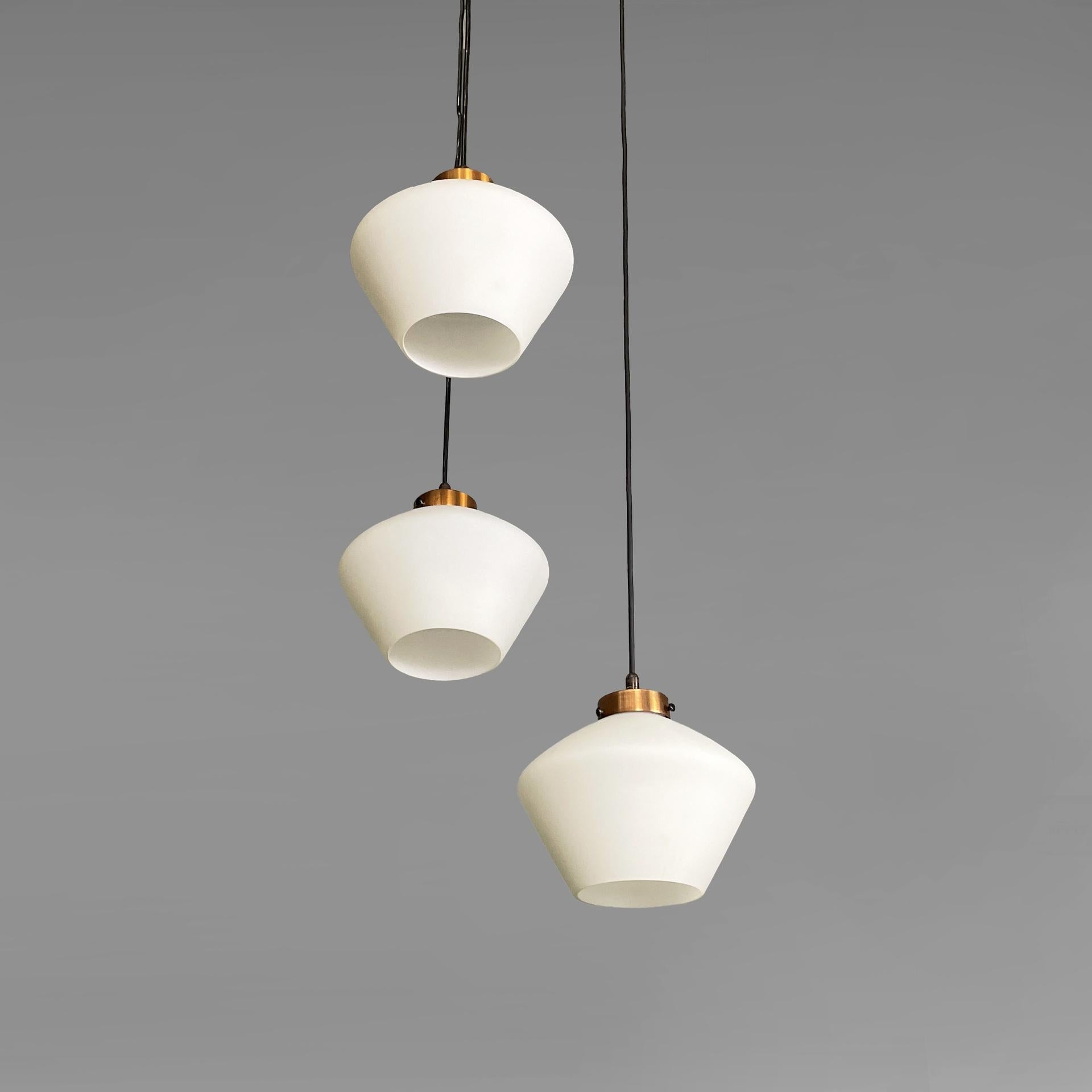Mid-Century Modern Lustre italien à trois lumières en verre et métal noir de style moderne du milieu du siècle dernier, années 1950. en vente