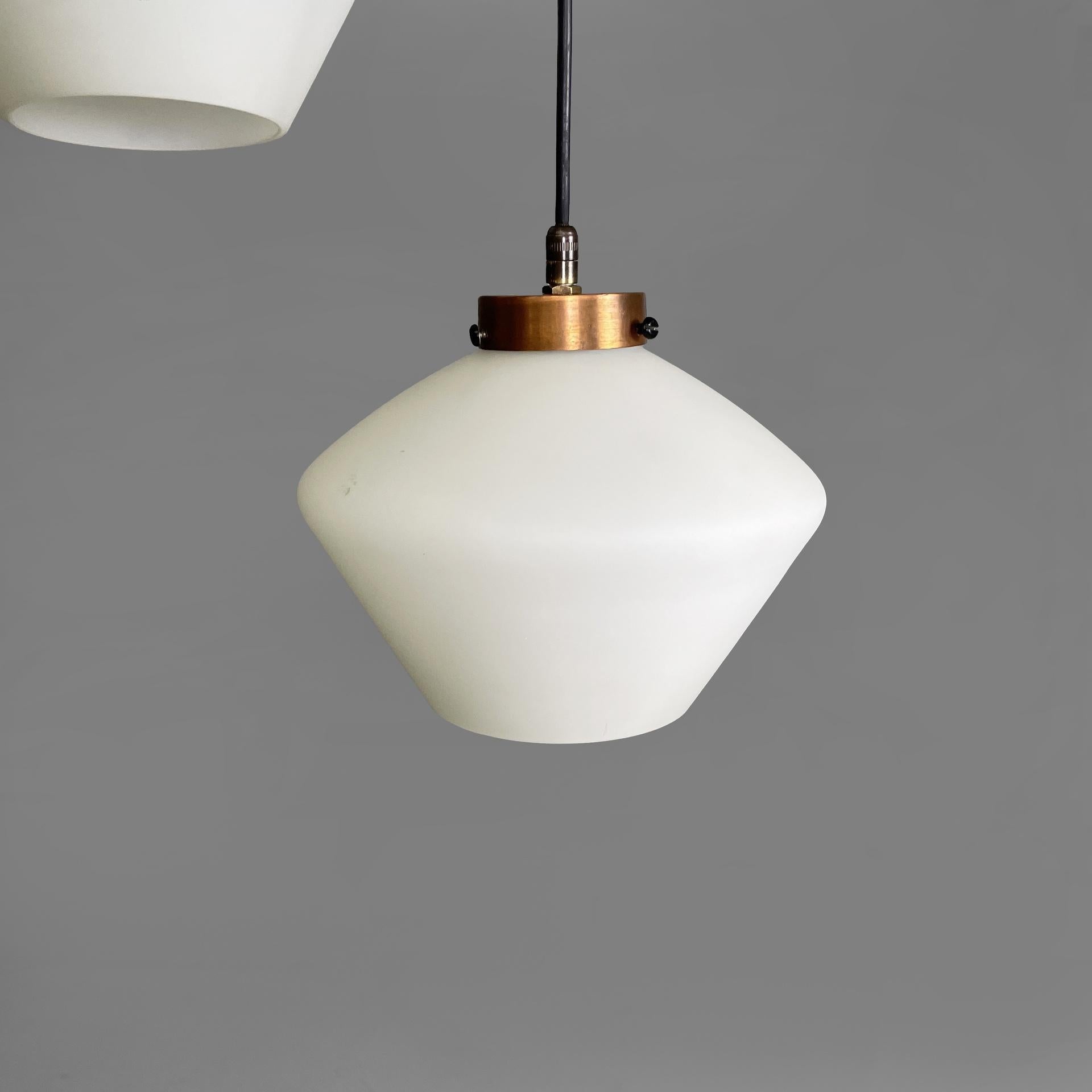 Milieu du XXe siècle Lustre italien à trois lumières en verre et métal noir de style moderne du milieu du siècle dernier, années 1950. en vente
