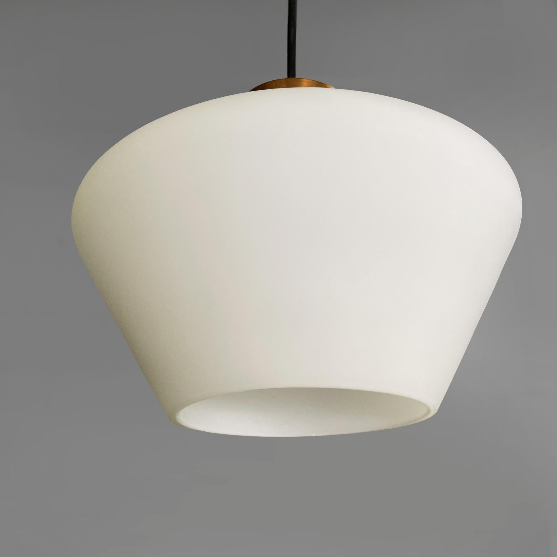 Cuivre Lustre italien à trois lumières en verre et métal noir de style moderne du milieu du siècle dernier, années 1950. en vente