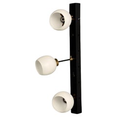 Italienische Mid-Century-Modern-Wandleuchter, dreiflammige, lackiertes Metall, Glas, 1950er Jahre