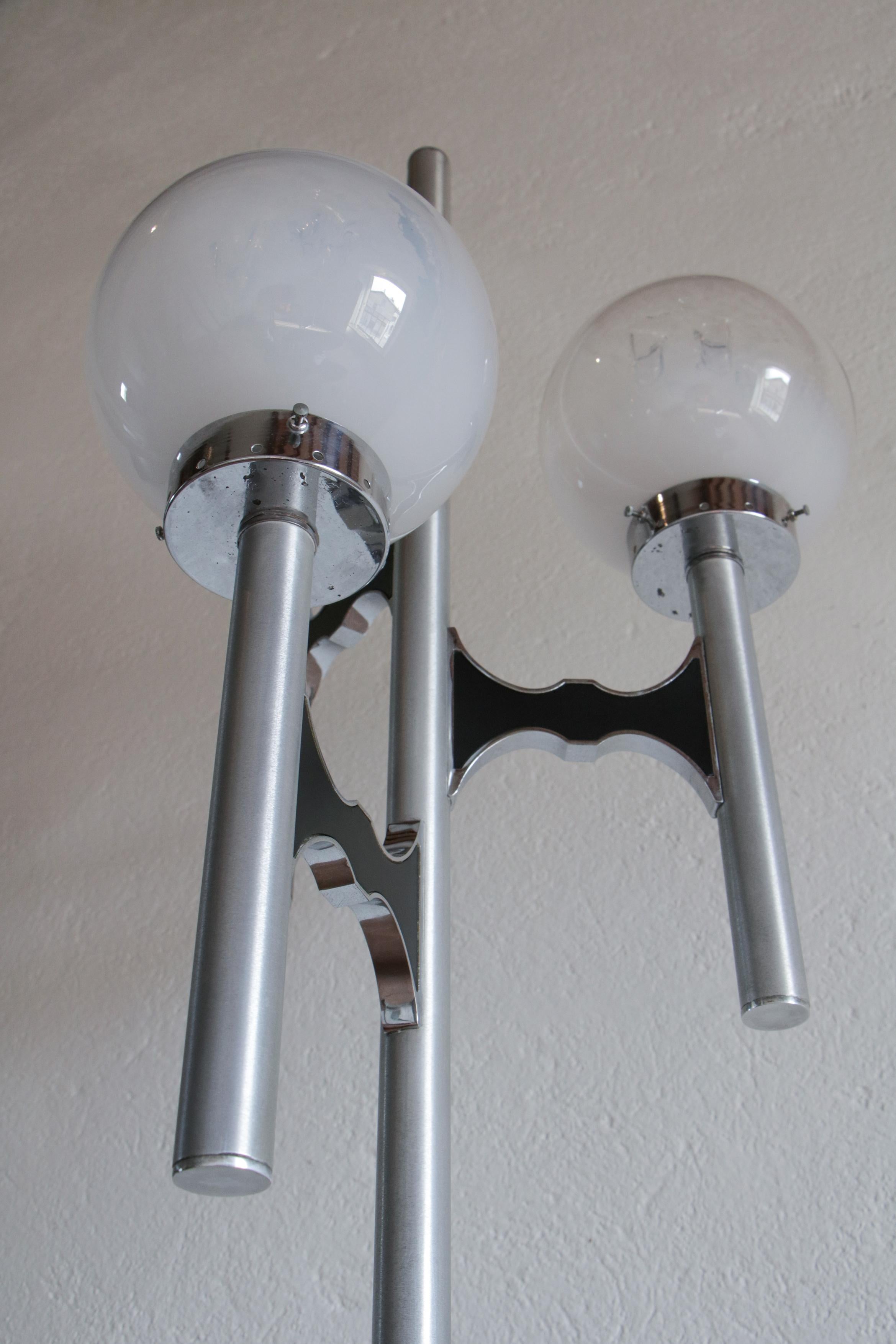Aluminium Lampadaire italien à trois lumières de l'ère spatiale par Gaetano Sciolari, 1970 en vente