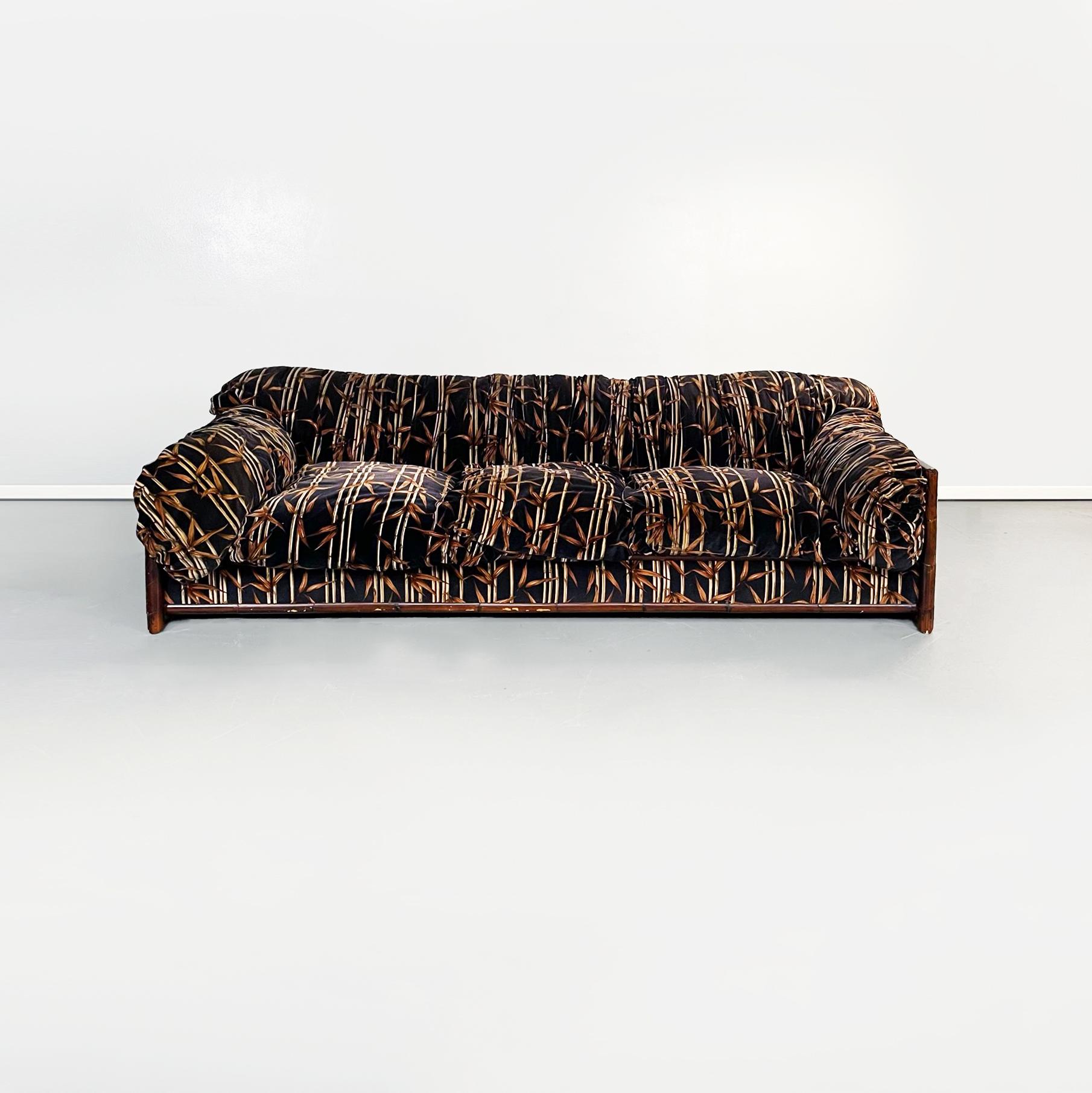 Italienisches Dreisitzer-Sofa aus Bambus und Stoff aus der Mitte des Jahrhunderts, 1980er Jahre
Dreisitziges Sofa aus Bambusholz und Stoff mit braunem Bambusmuster auf schwarzem Hintergrund. Freiliegende Struktur aus Bambusholz. Das Sofa besteht aus