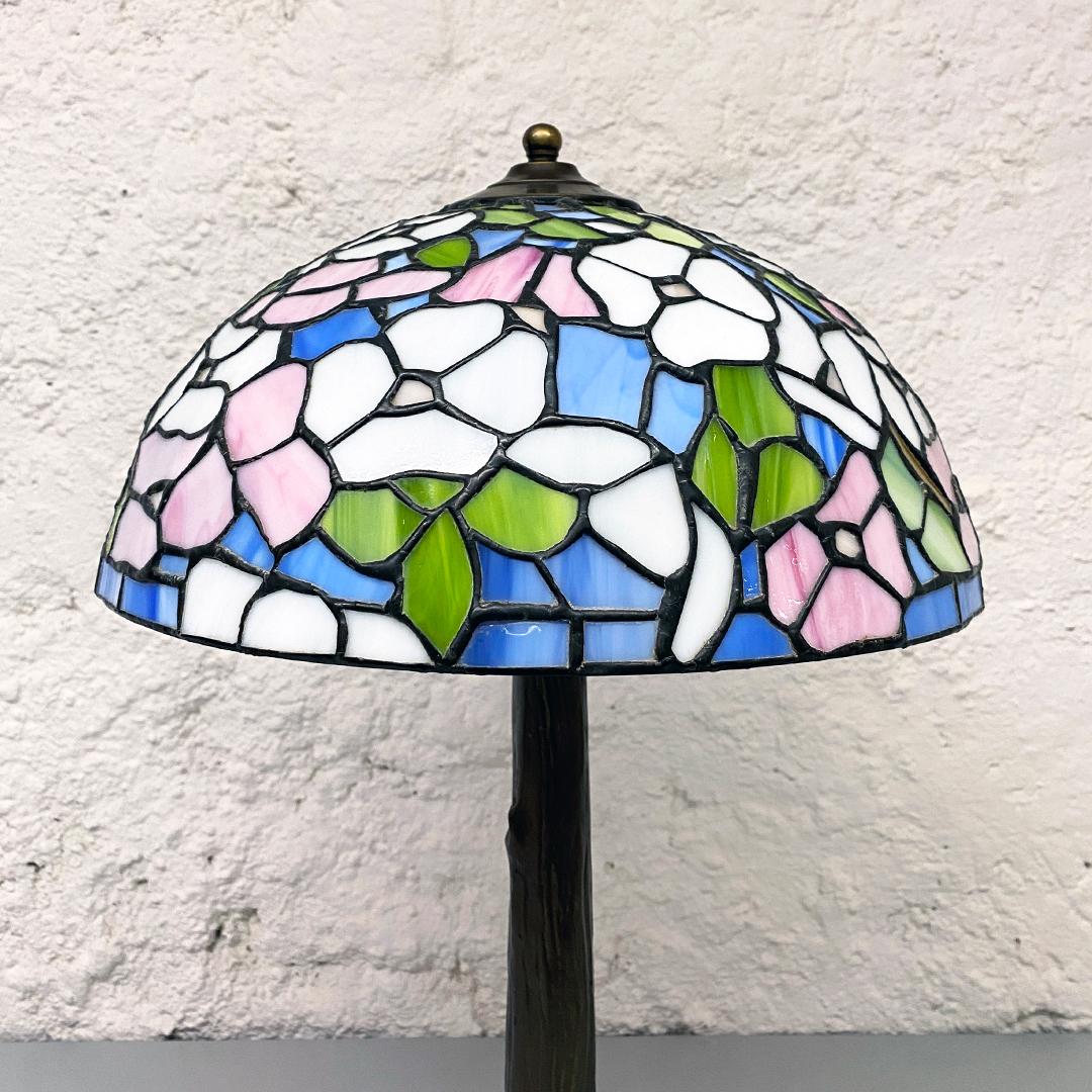 Italian Mid-Century Modern Tiffany Table Lamp with Liberty Colored Glass, 1960s In Good Condition In MIlano, IT