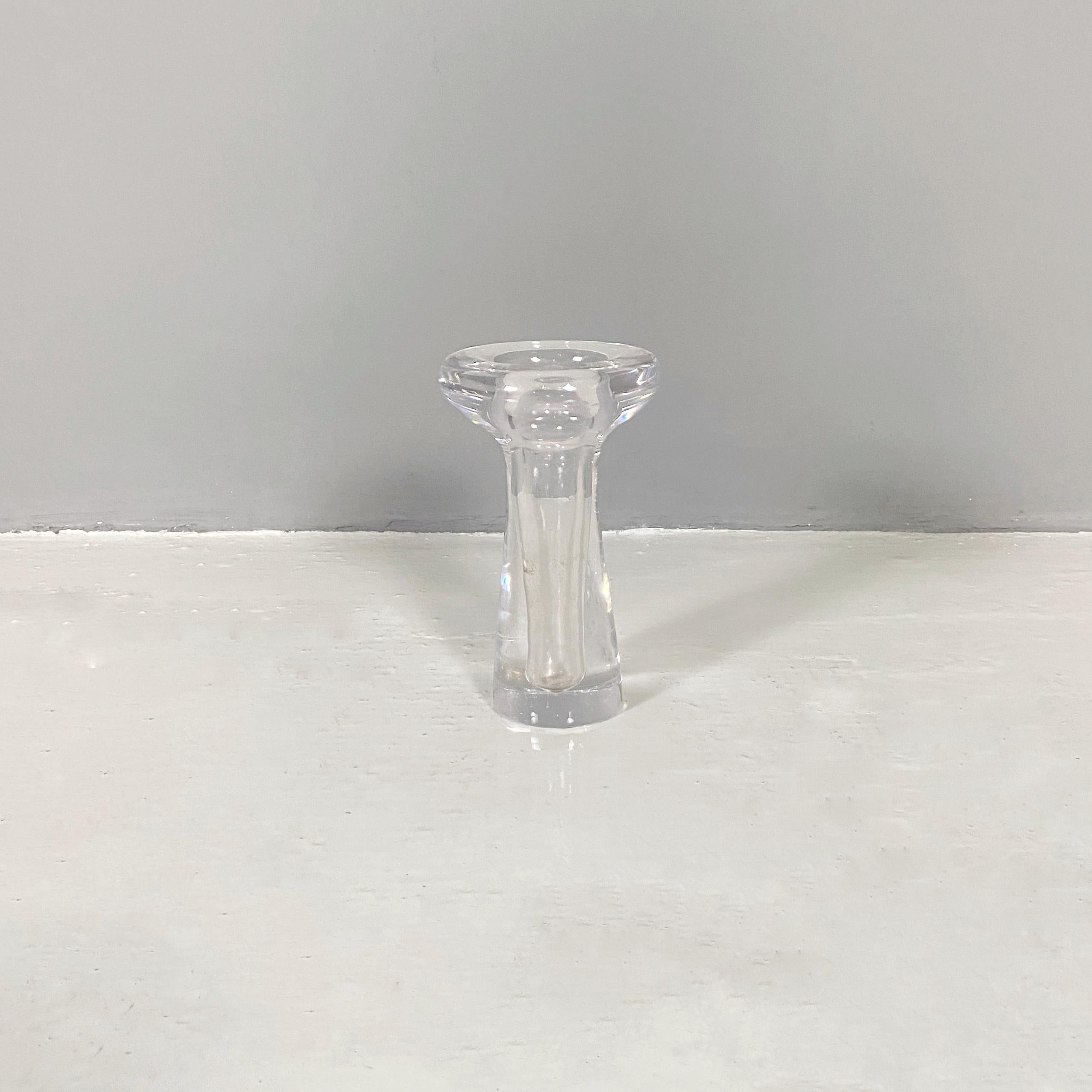 Italienische Blumenvase aus Glas der Jahrhundertmitte, 1960er Jahre.
Blumenvase aus transparentem Glas mit runden Formen.
1960s

Gute Bedingungen

Maße in cm 13x22H.
