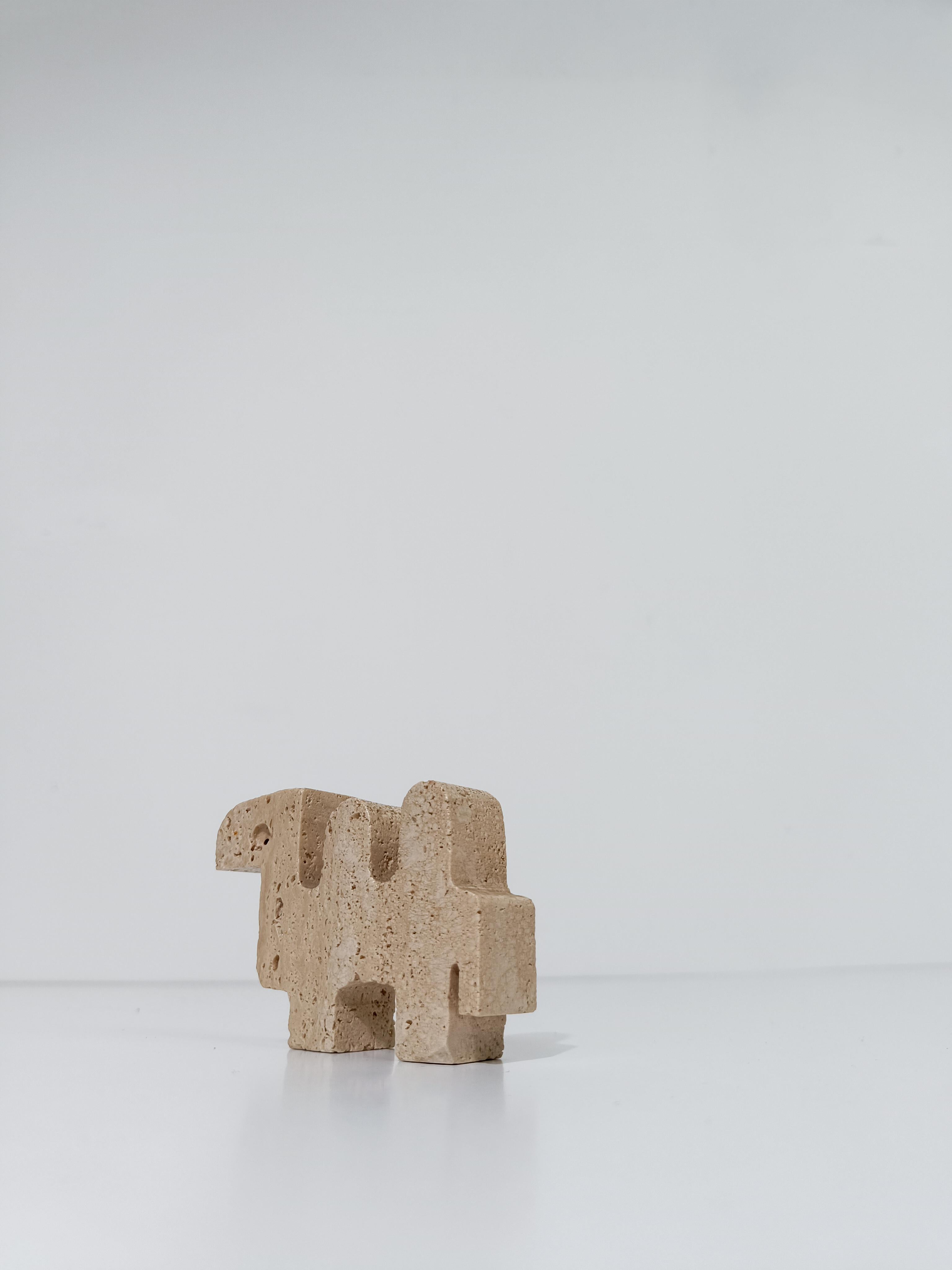 Una scultura in miniatura di metà secolo che raffigura un cammello.
Questa miniatura è stata realizzata in Italia negli anni '70 e unisce due peculiarità italiane, la grande abilità degli artigiani italiani nella lavorazione del marmo, in questo