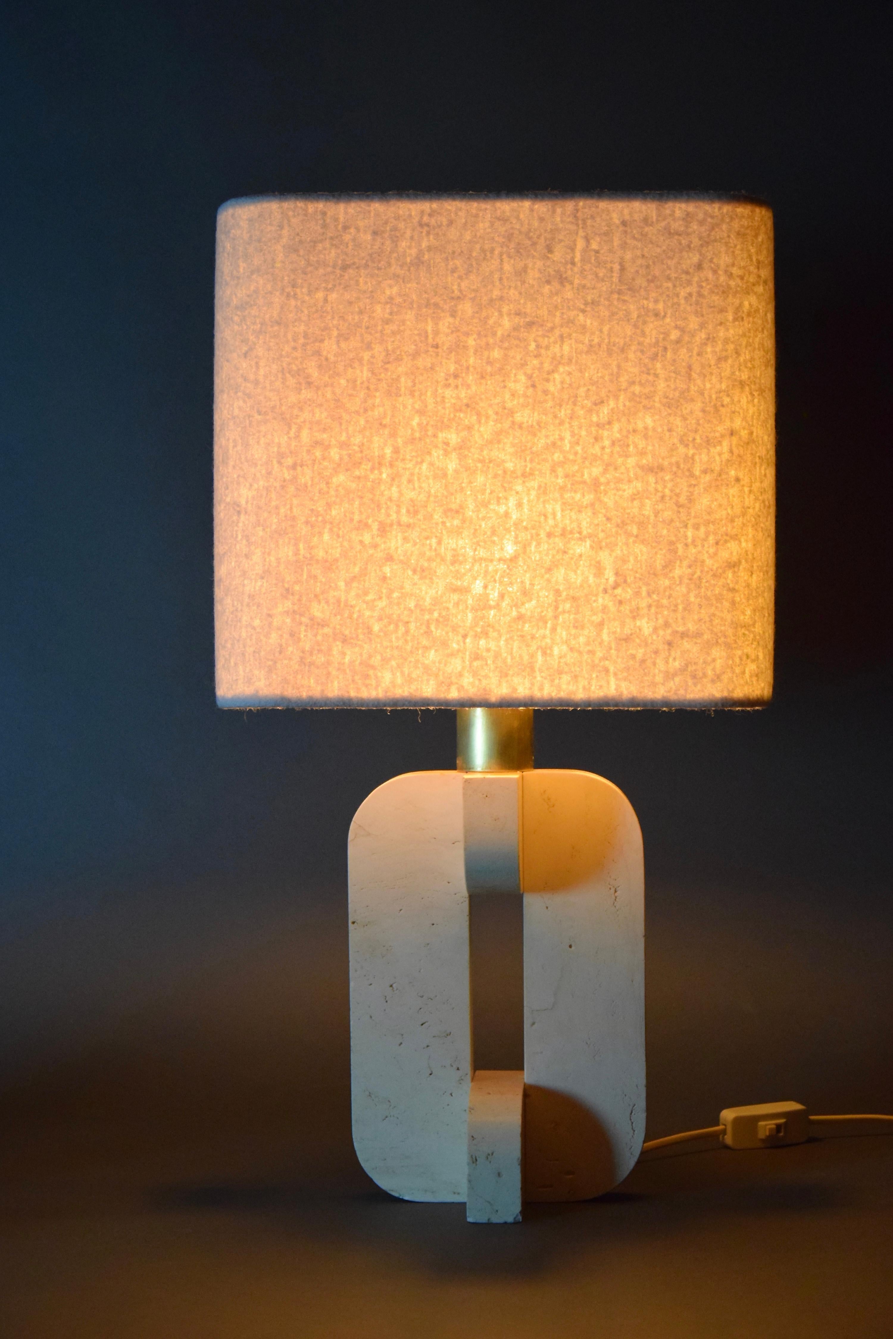 Italian Mid-Century Modern Travertine Table Lamp with White Bouclé Shade In Good Condition In Weesp, NL