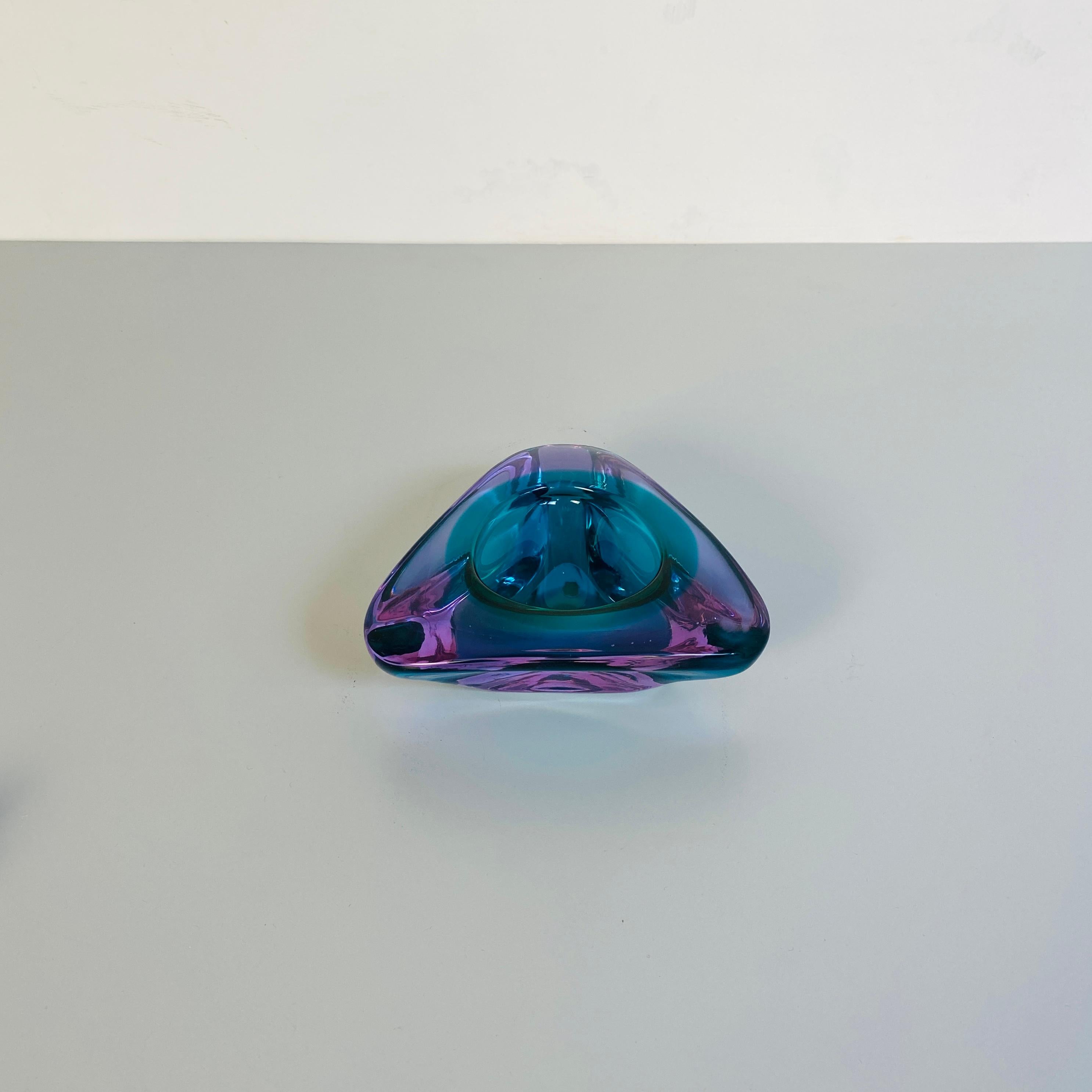 Italian Mid-Century Modern triangular Murano glass ashtray in purple, 1970s
Triangular shaped ashtray in Murano glass with rounded corners in purple with shades.

Very good condition

Measures 17 x 15 x 7 H cm.