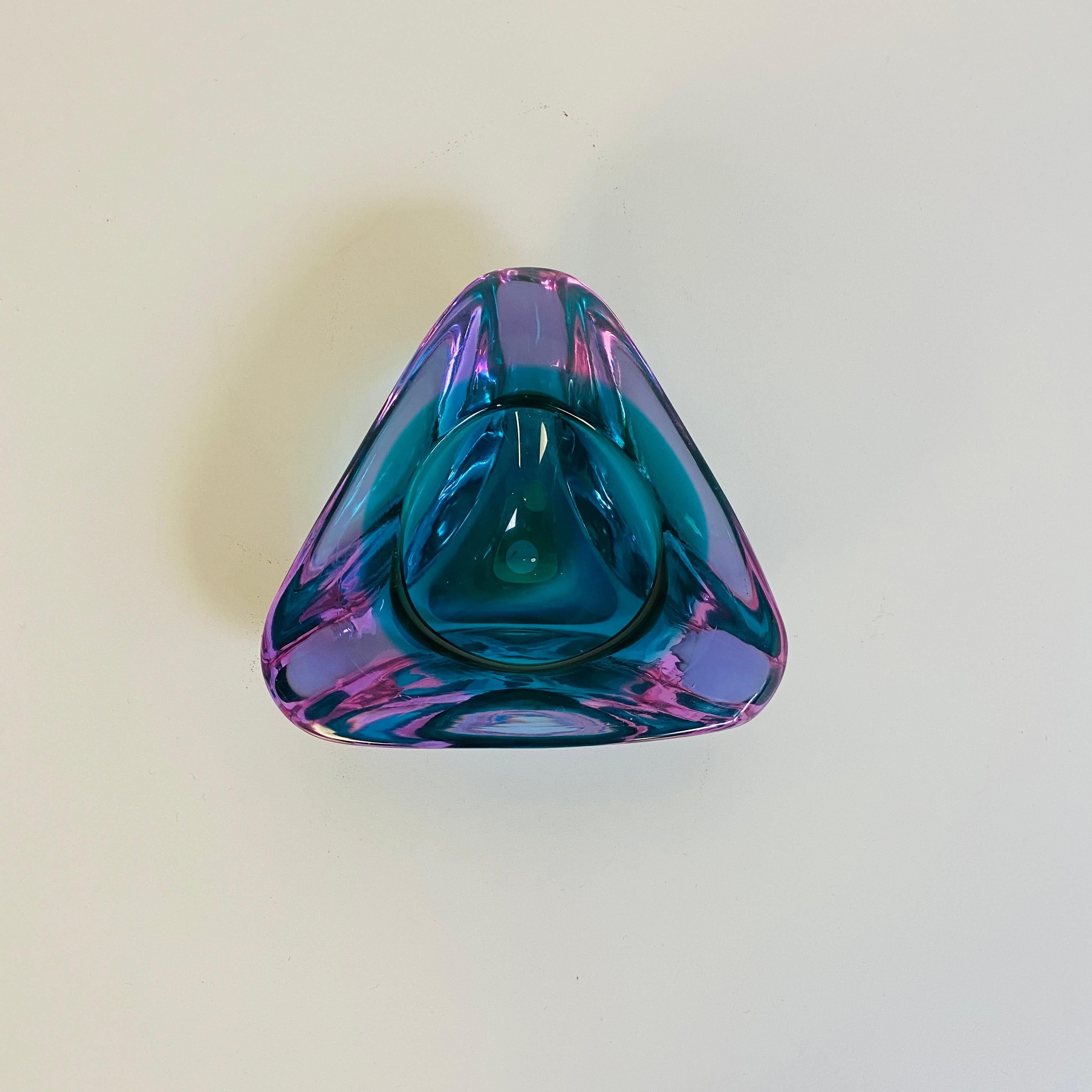 Italian Mid-Century Modern Triangular Murano Glass Ashtray in Purple, 1970s In Good Condition In MIlano, IT