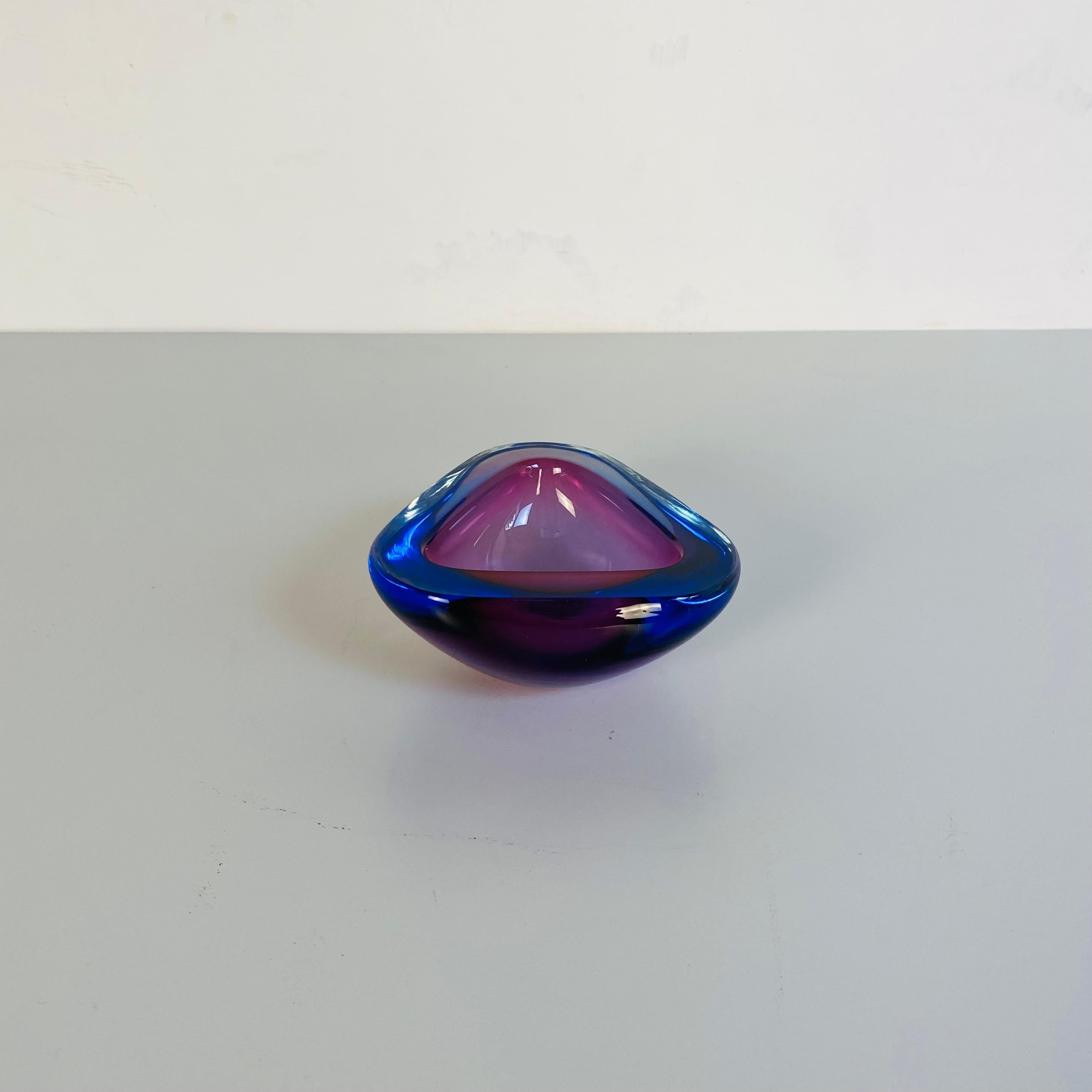 Italian Mid-Century Modern triangular purple Murano glass, Sommersi series, 1970s
Triangular shaped ashtray with rounded corners in Murano glass, purple with shades.

Very good condition

Measures 12 x 12 x 6 H cm.