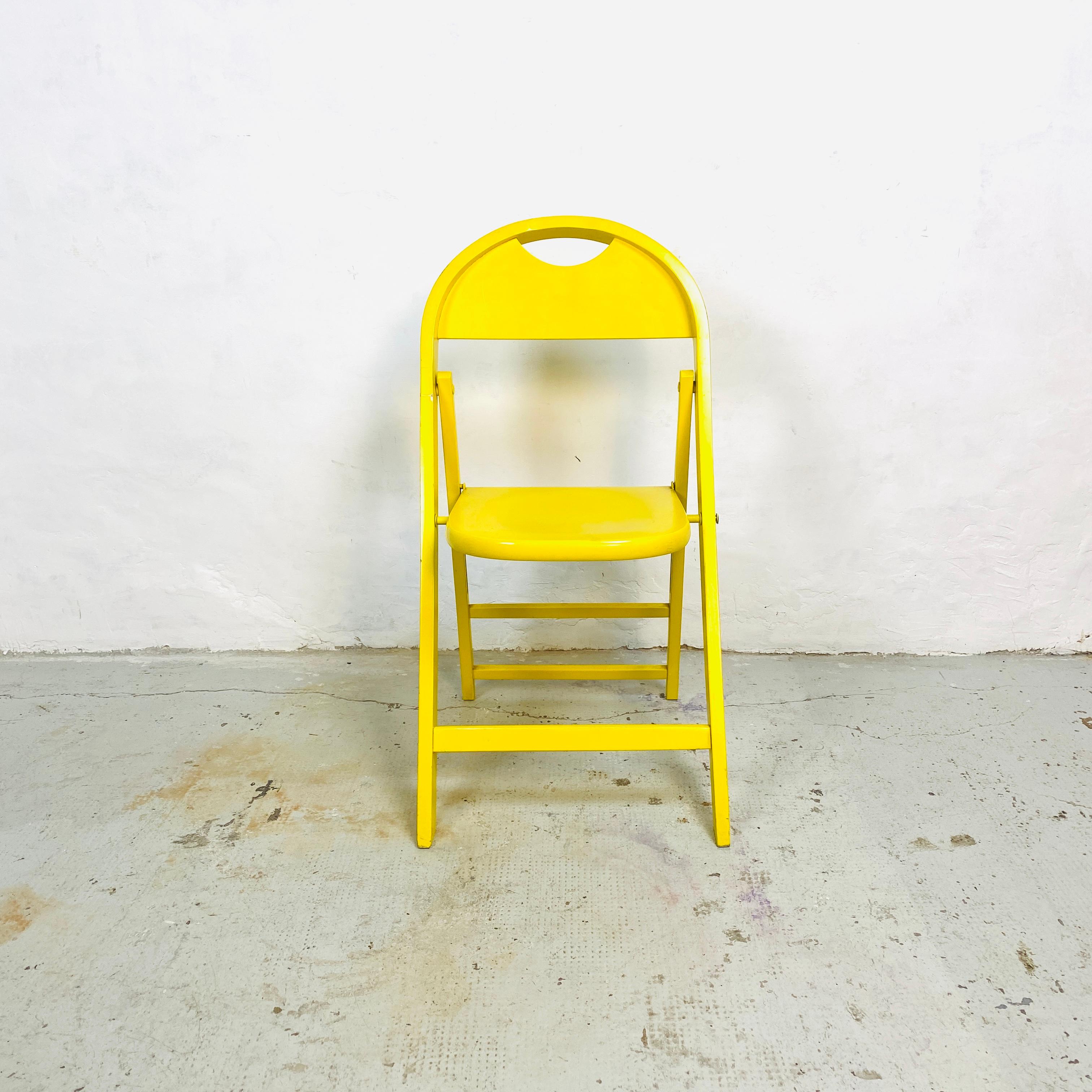 Italian Mid-Century Modern Tric yellow folding chair by A. Castiglioni, 1970s
Folding chair Tric with structure in curved beech wood and seat made of molded plywood painted in yellow. Produced in the 1970s, drawing by Achille and Pier Giacomo