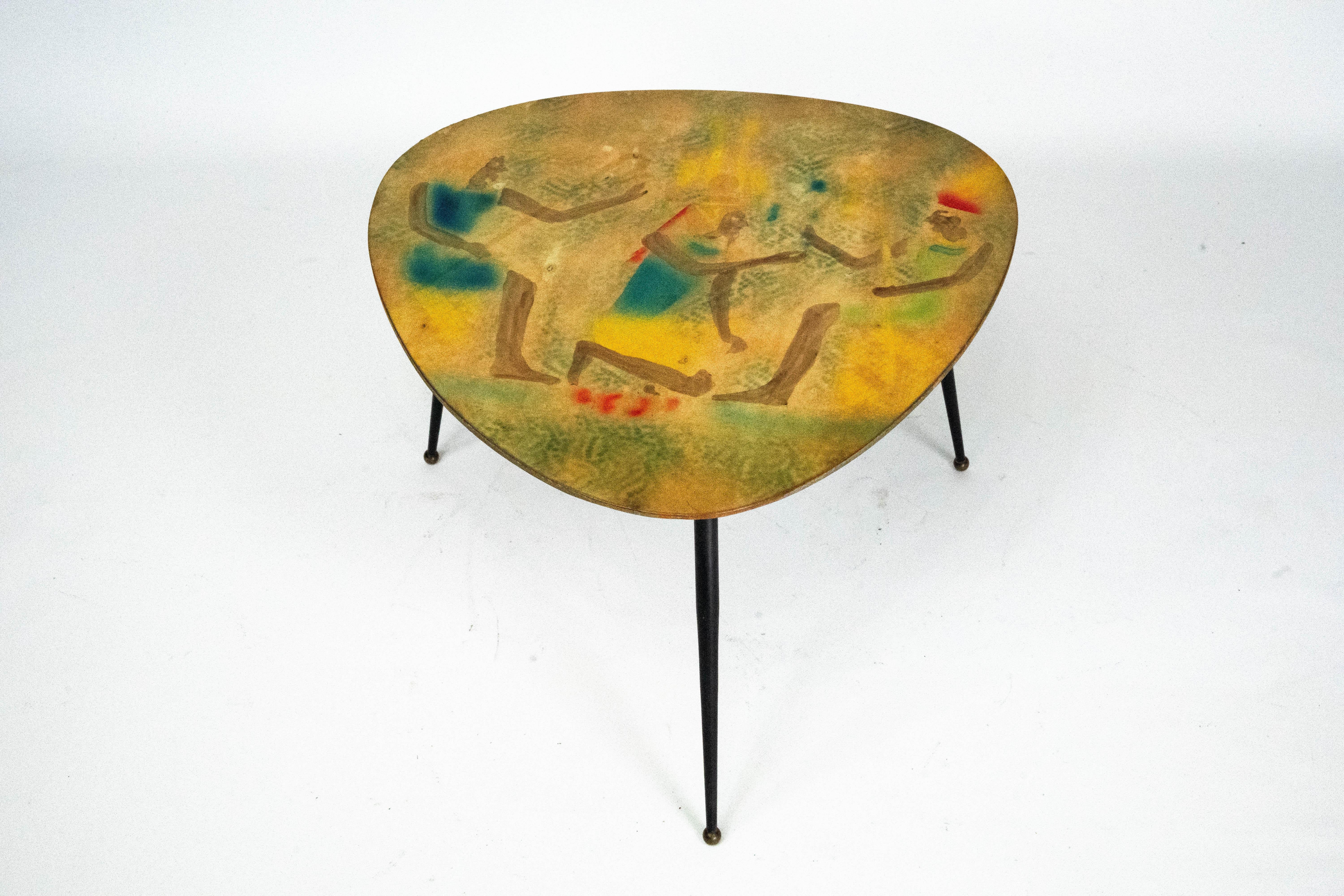 Italian Mid-Century Modern Tripod Coffee Table, 1950s In Good Condition For Sale In Catania, CT