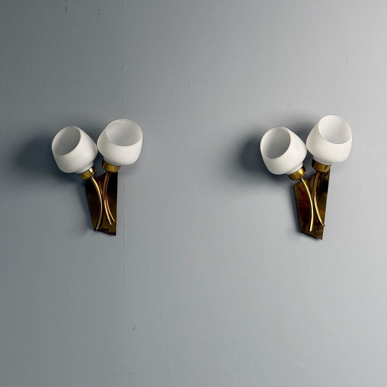 Moderno italiano de mediados de siglo, apliques con forma de tulipán, lámparas de pared, latón patinado, años 50

Este encantador par de pequeños apliques modernos, diseñados y fabricados en Italia durante la segunda mitad del siglo XX, presenta