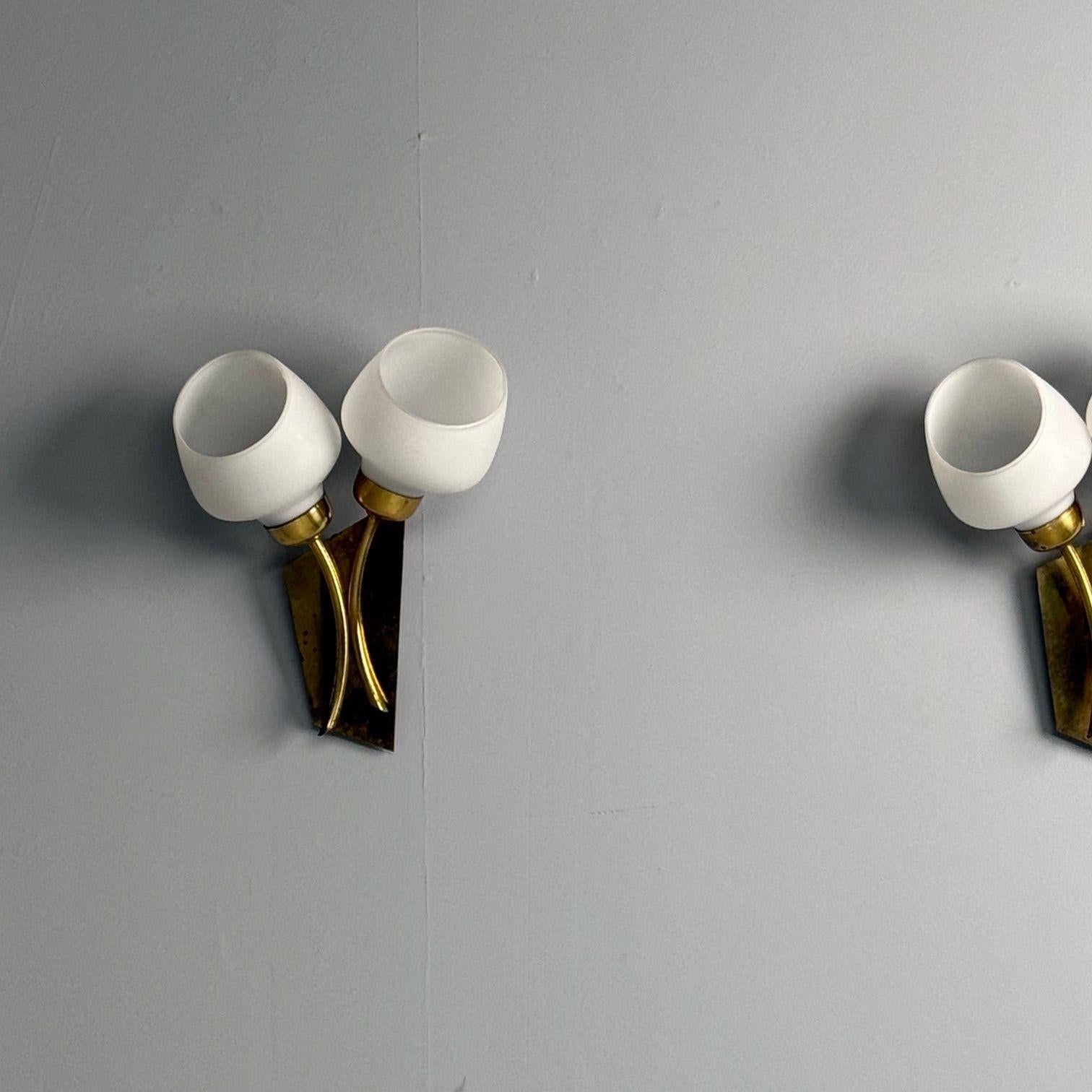 Apliques de pared italianos de mediados de siglo, forma de tulipán, latón patinado, años 50 Moderno de mediados de siglo en venta
