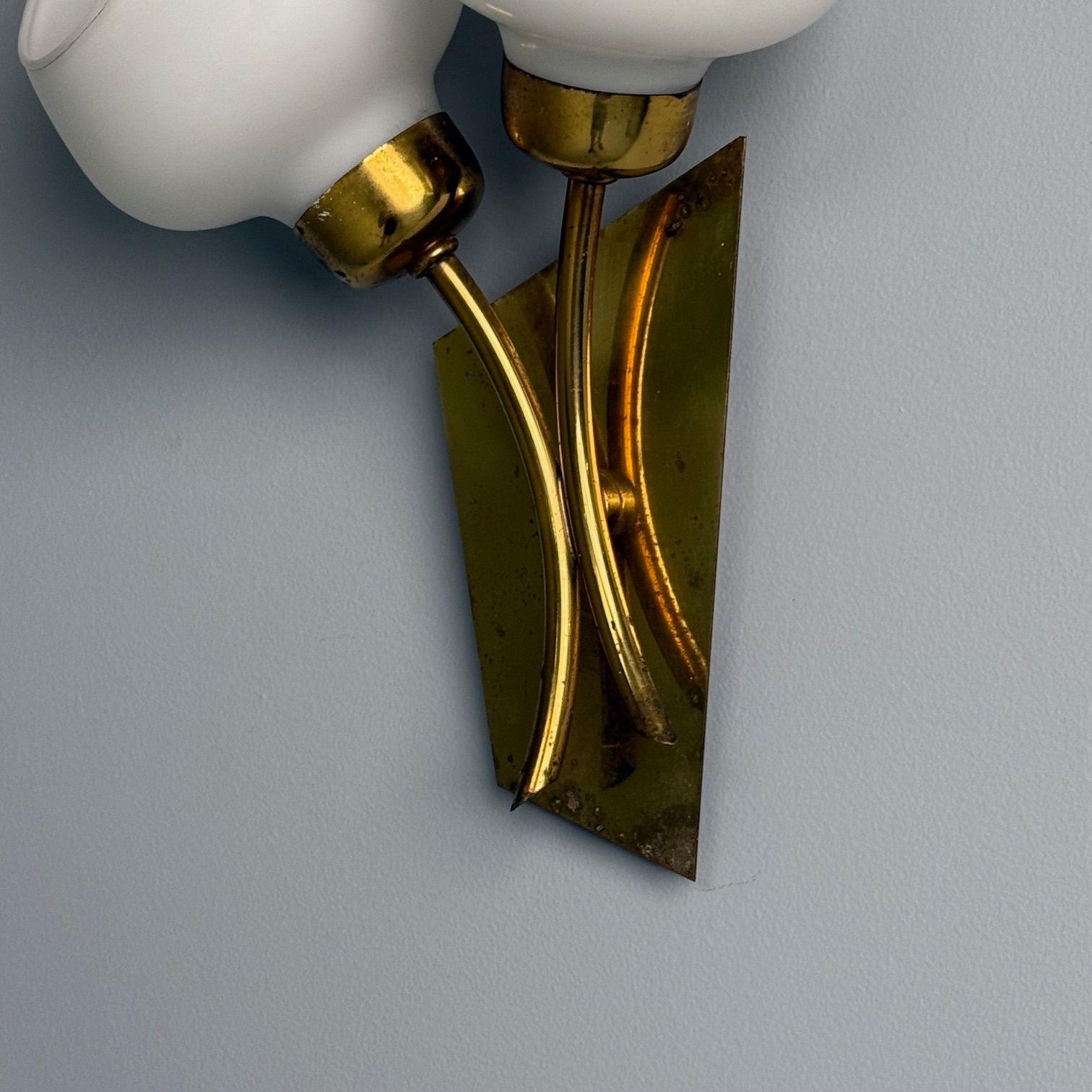 Apliques de pared italianos de mediados de siglo, forma de tulipán, latón patinado, años 50 Latón en venta