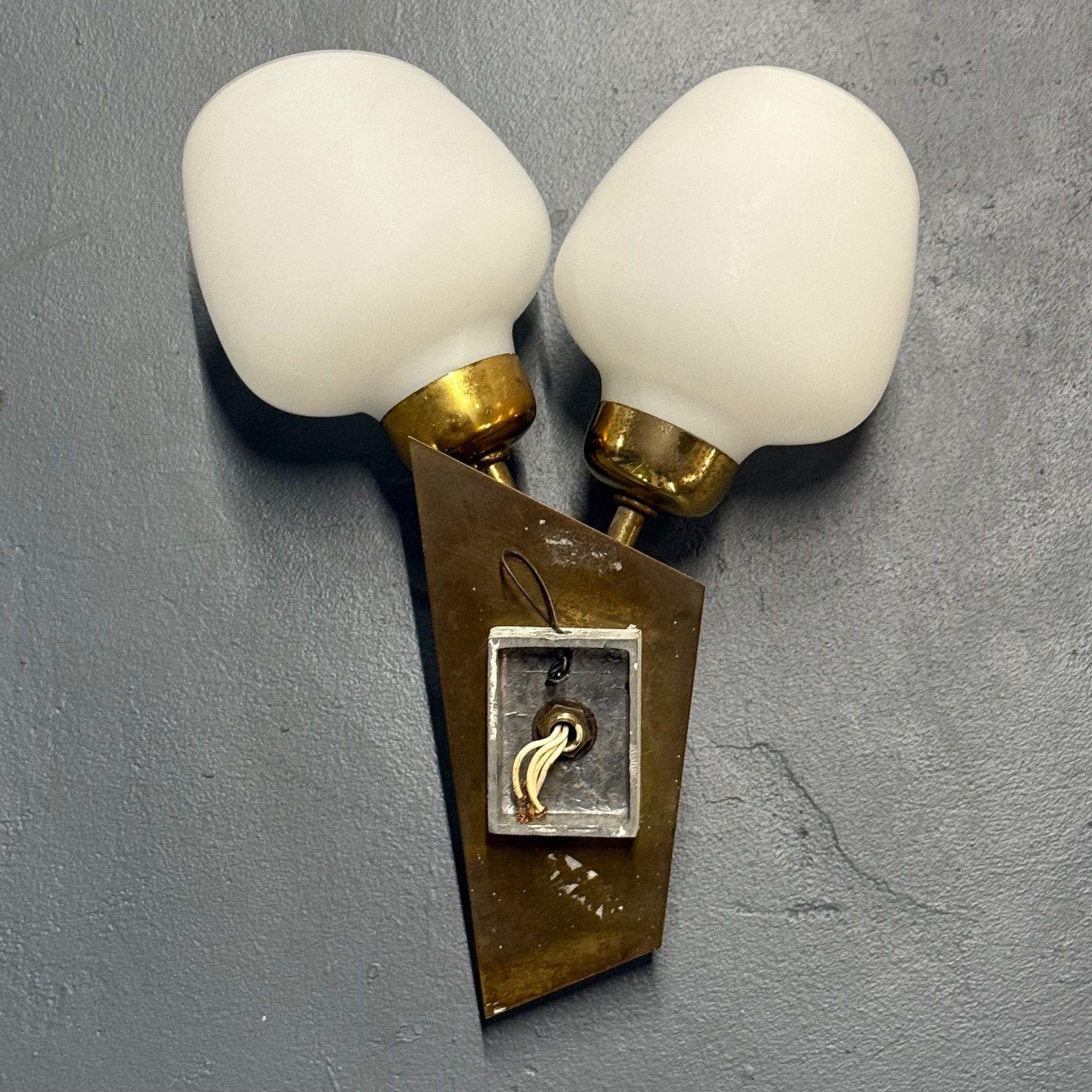 Apliques de pared italianos de mediados de siglo, forma de tulipán, latón patinado, años 50 en venta 1