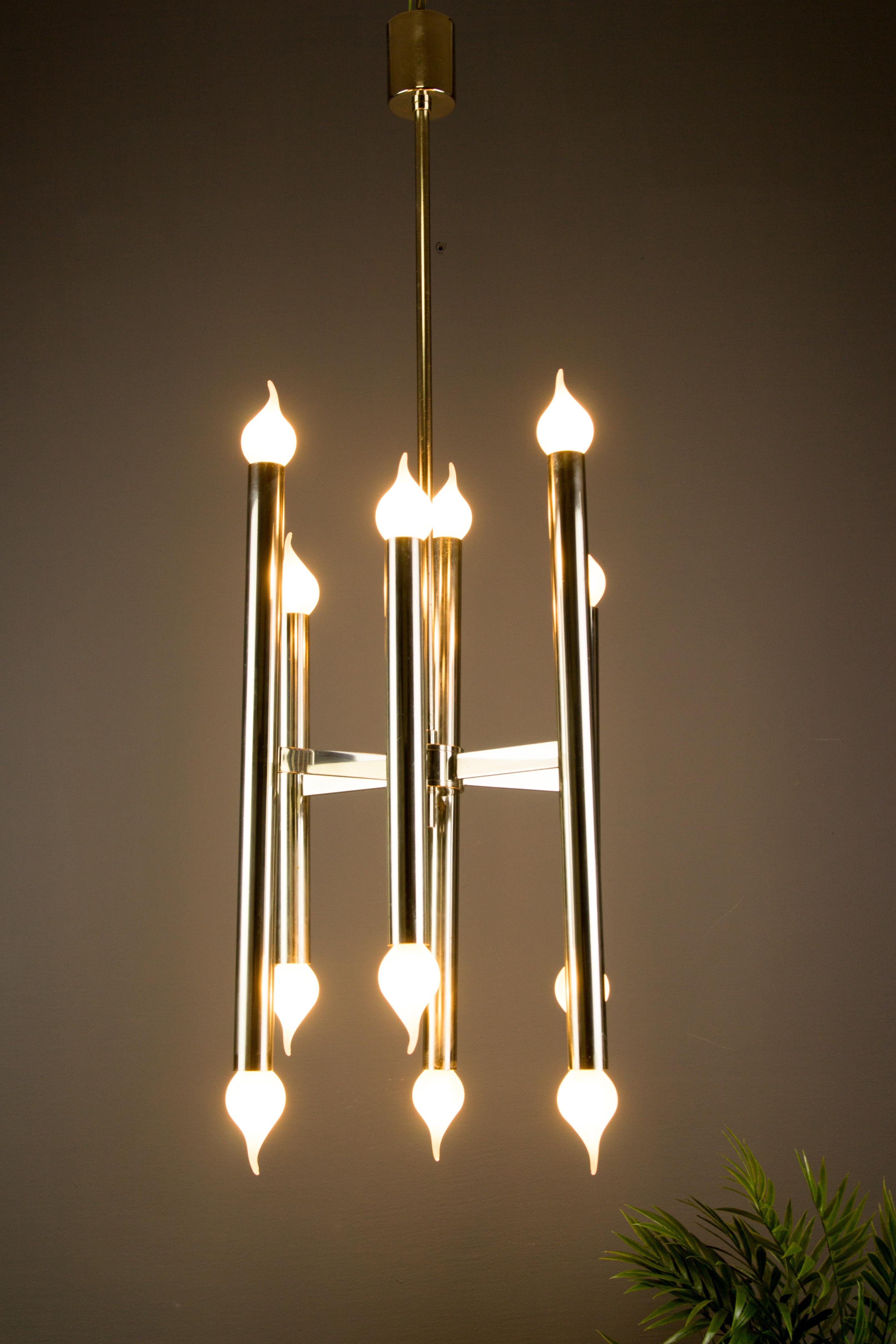 Metal Italian Mid-Century Modern Twelve-Light Chandelier attributed to Sciolari, 1970s For Sale