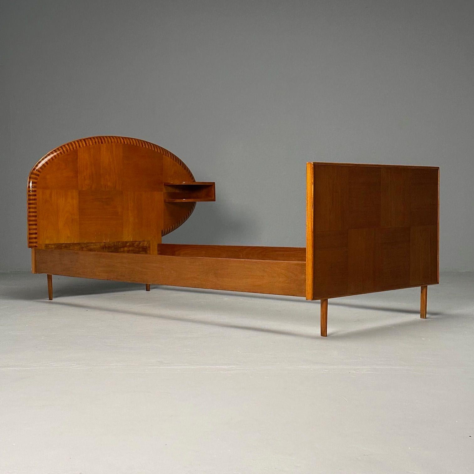 Moderna italiana de mediados de siglo, cama doble con estante, marquetería, Italia, años 50, una de cuatro disponibles

La cama gemela italiana moderna de mediados de siglo de la década de 1950 muestra una artesanía y un diseño exquisitos. Con una