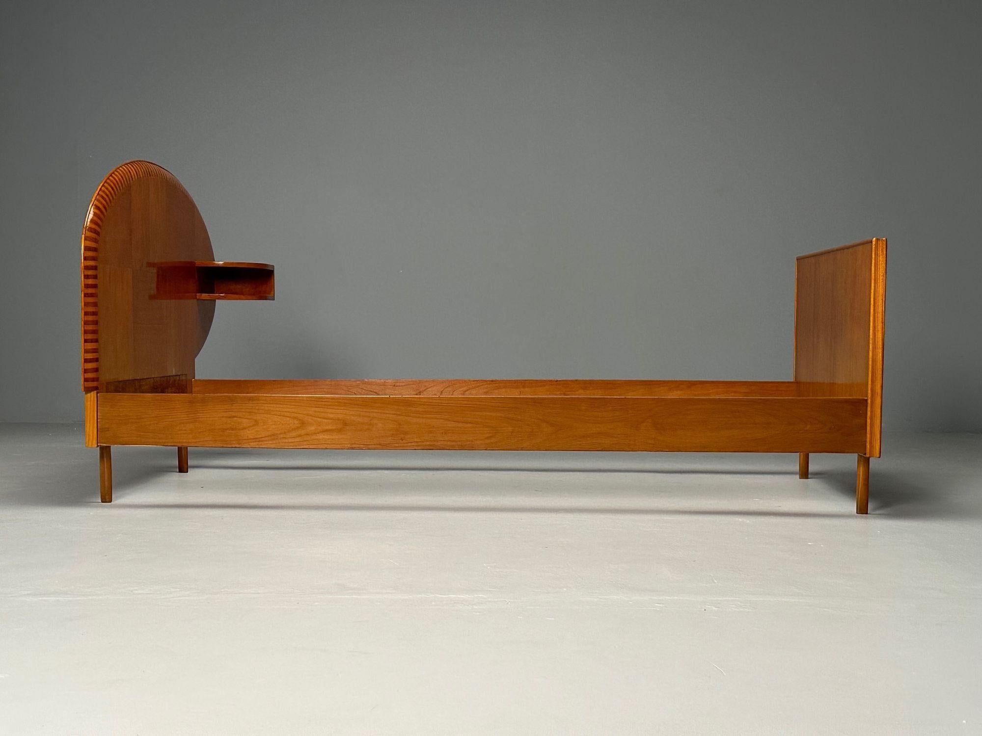 Moderna italiana de mediados de siglo, cama doble con estante, marquetería, Italia, años 50 Italiano en venta