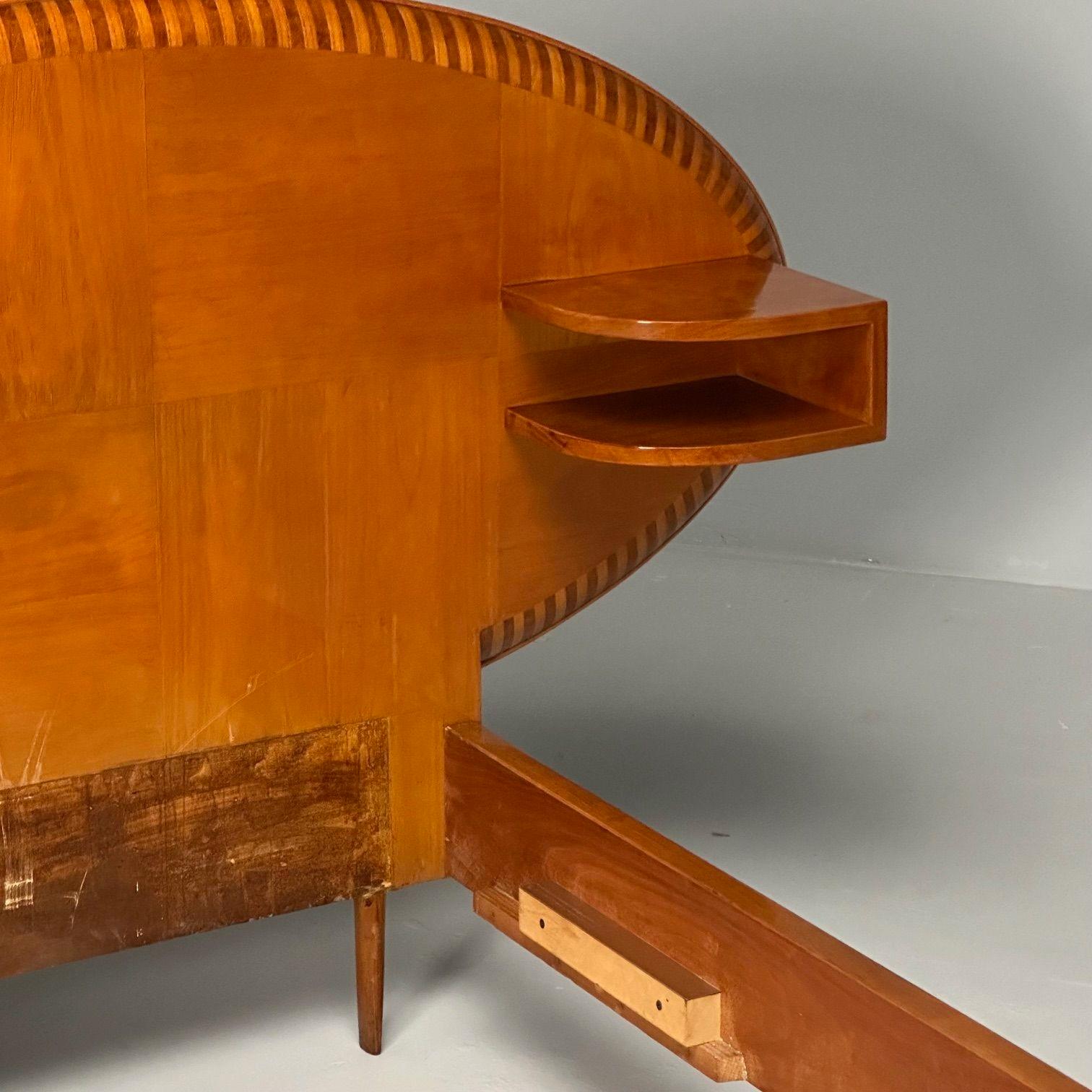 Moderna italiana de mediados de siglo, cama doble con estante, marquetería, Italia, años 50 mediados del siglo XX en venta