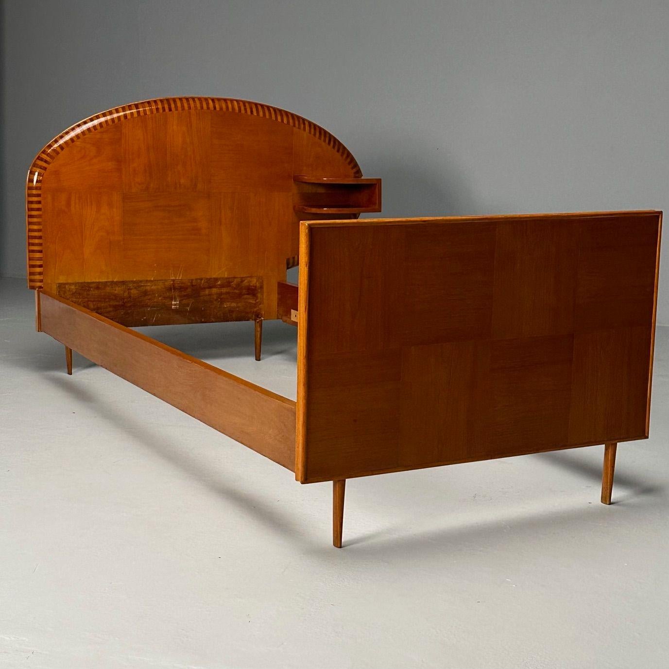 Moderna italiana de mediados de siglo, cama doble con estante, marquetería, Italia, años 50 Madera en venta