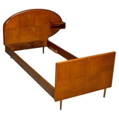 Moderna italiana de mediados de siglo, cama doble con estante, marquetería, Italia, años 50
