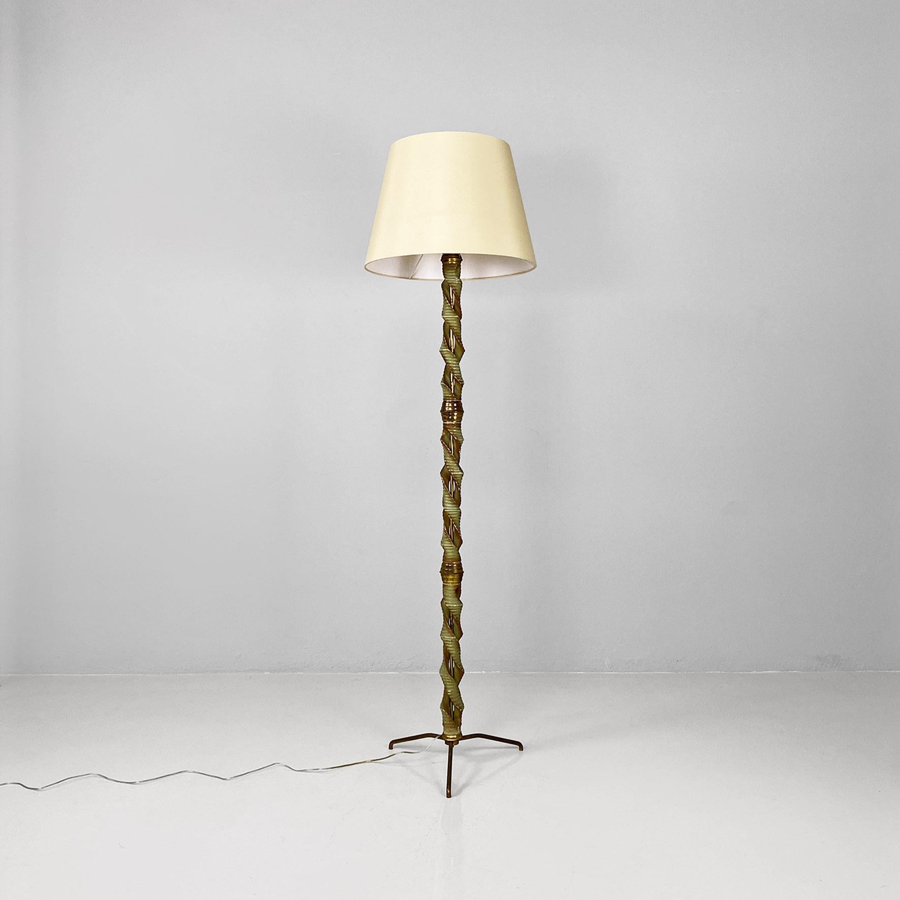Italian mid-century modern twisted green wood, fabric & brass floor lamp, 1950s
Floor lamp with brass rod supporting structure, composed of a central stem, three light points and three spokes. Around the stem there is a decorative structure that