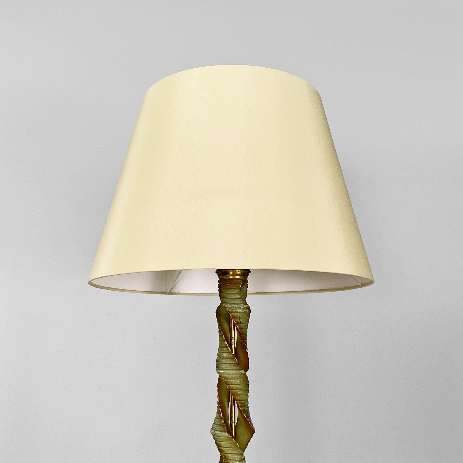 Italian mid-century modern twisted green wood, fabric & brass floor lamp, 1950s In Good Condition For Sale In MIlano, IT